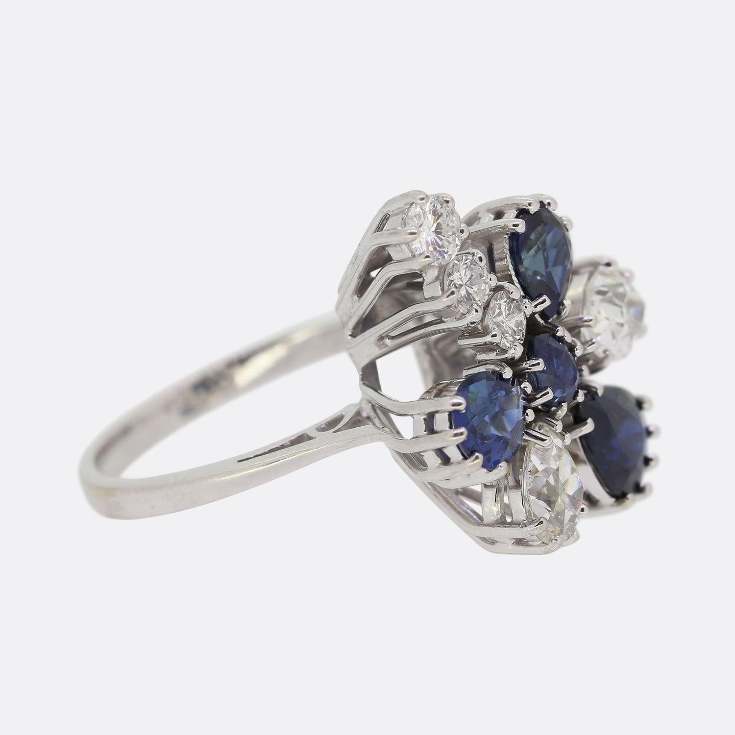 Anillo vintage de zafiro y diamantes en racimo floral Corte pera en venta