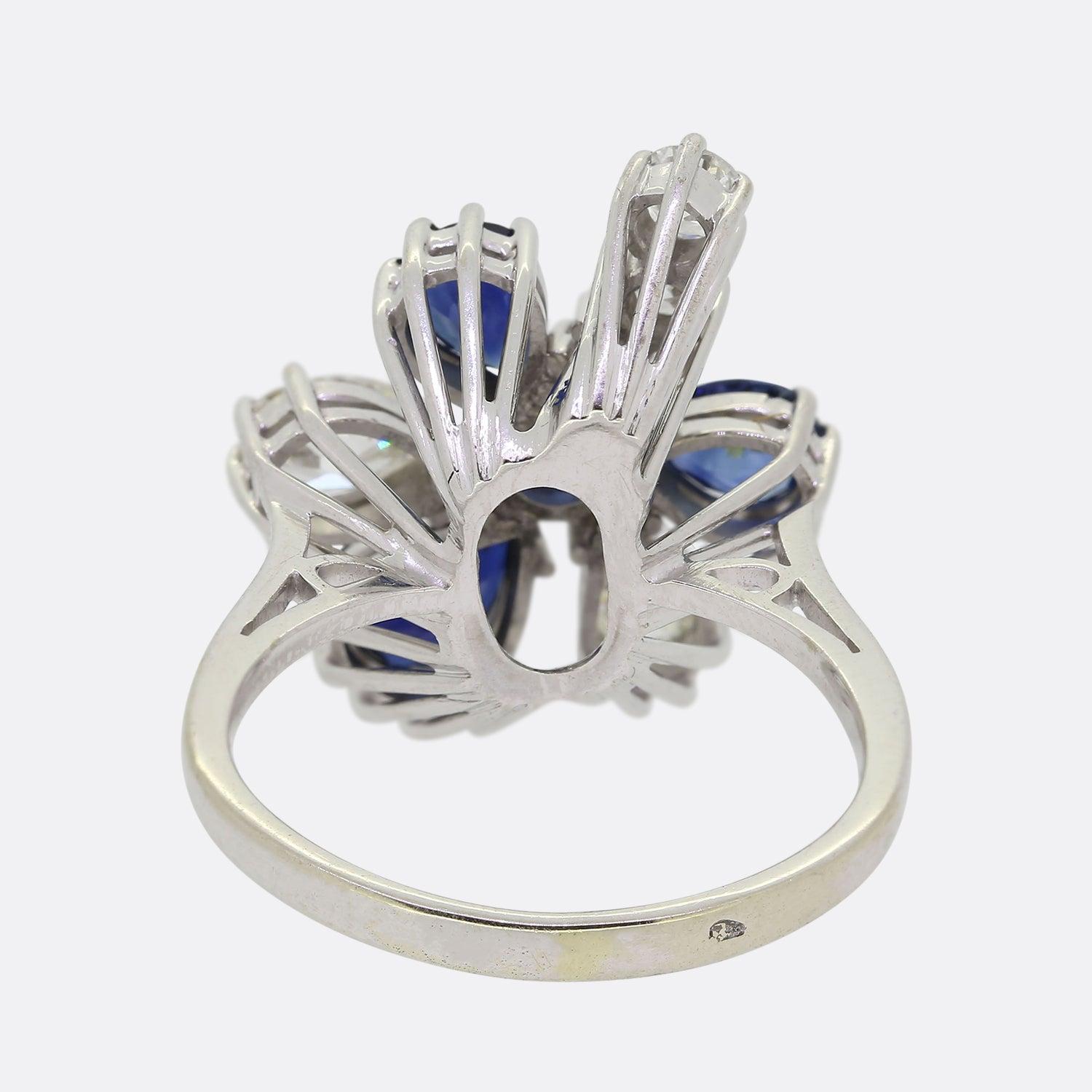 Vintage Sapphire and Diamond Floral Cluster Ring In Good Condition For Sale In London, GB