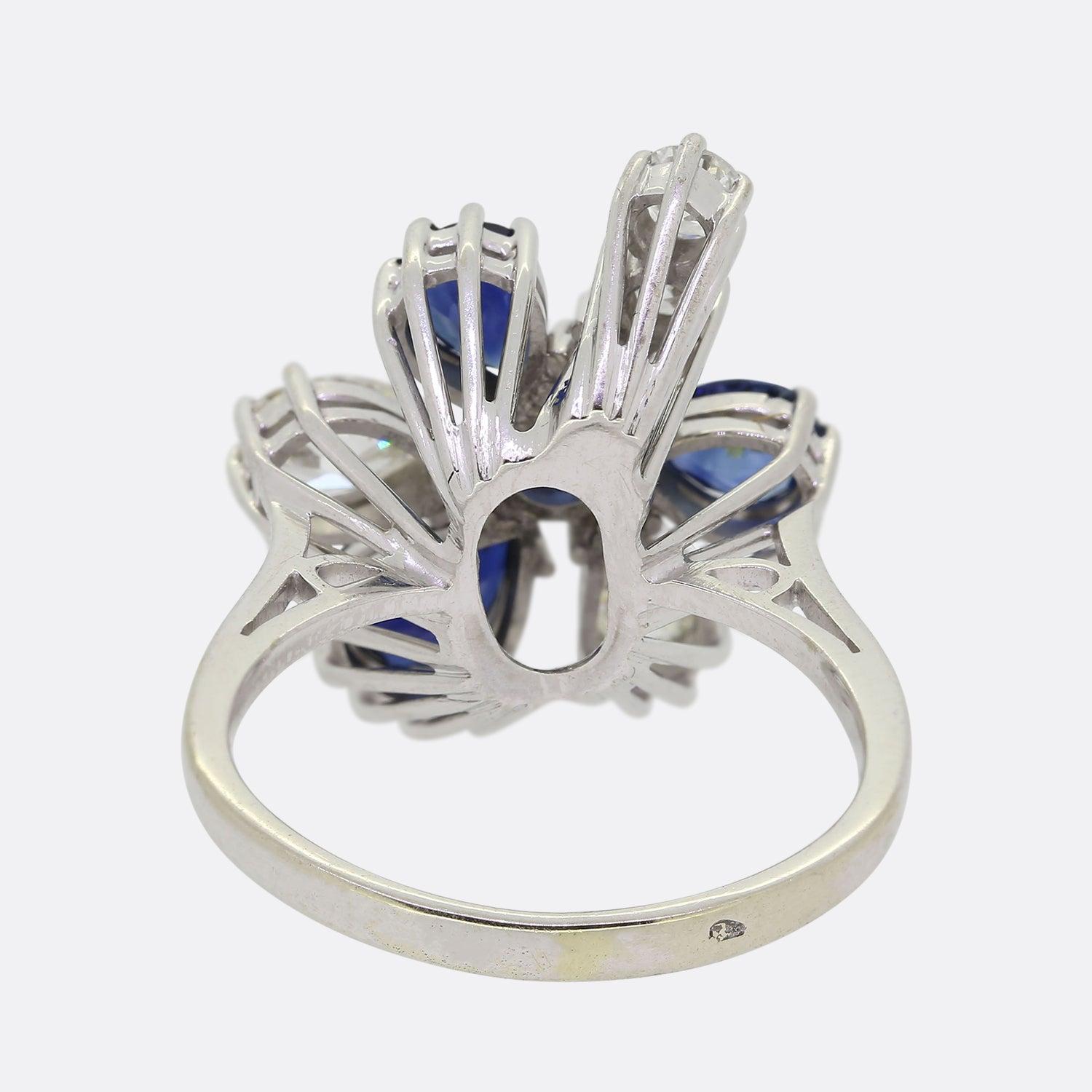 Anillo vintage de zafiro y diamantes en racimo floral en Bueno estado para la venta en London, GB