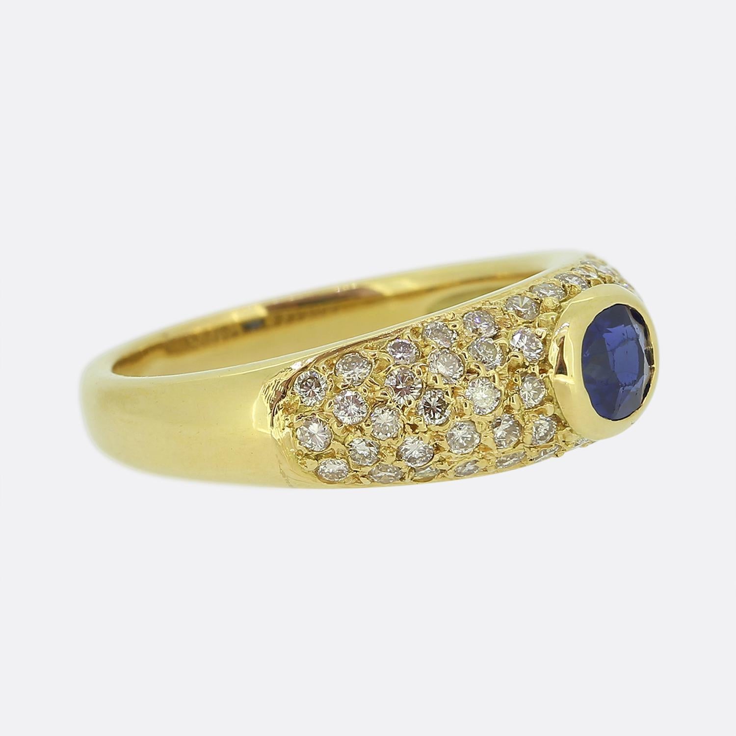 Taglio rotondo Anello vintage con zaffiro e diamante in vendita