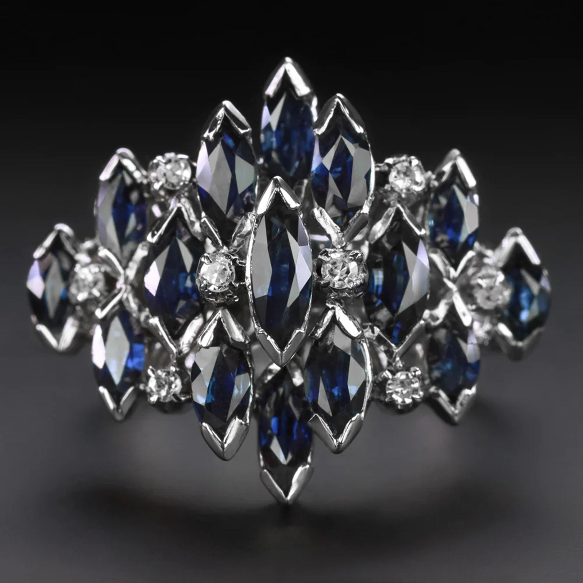 Dieser Ring mit Saphiren und Diamanten im Vintage-Stil hat ein einzigartiges und elegantes Design mit einem kühnen Saphircluster, der mit glitzernden Diamanten durchsetzt ist.

Höhepunkte:

- Original Jahrgang

- 3 Karat reicher blauer natürlicher