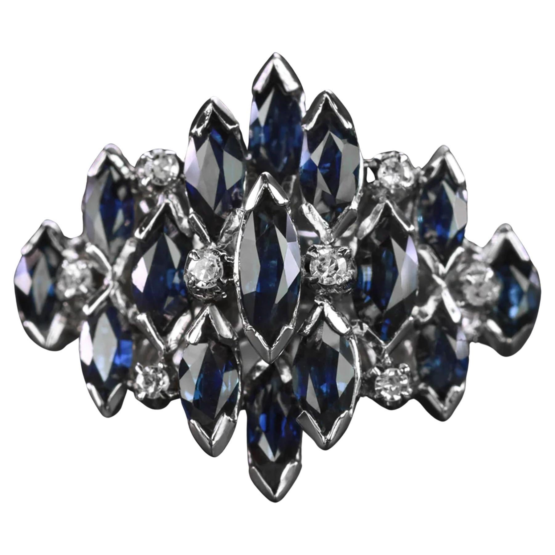 La bague vintage en saphir et diamant est d'un design unique et élégant. en vente