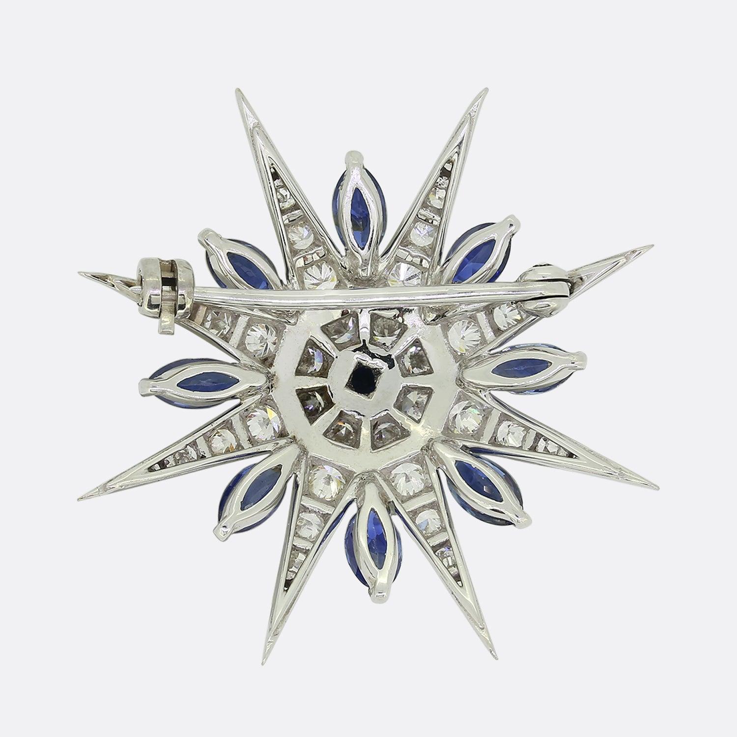 Dies ist eine wunderschön gearbeitete Saphir- und Diamant-Sternbrosche. Dieser achtzackige Stern beherbergt eine Vielzahl von Diamanten im einfachen und runden Brillantschliff, die in Farbe und Reinheit perfekt aufeinander abgestimmt sind. Dieses