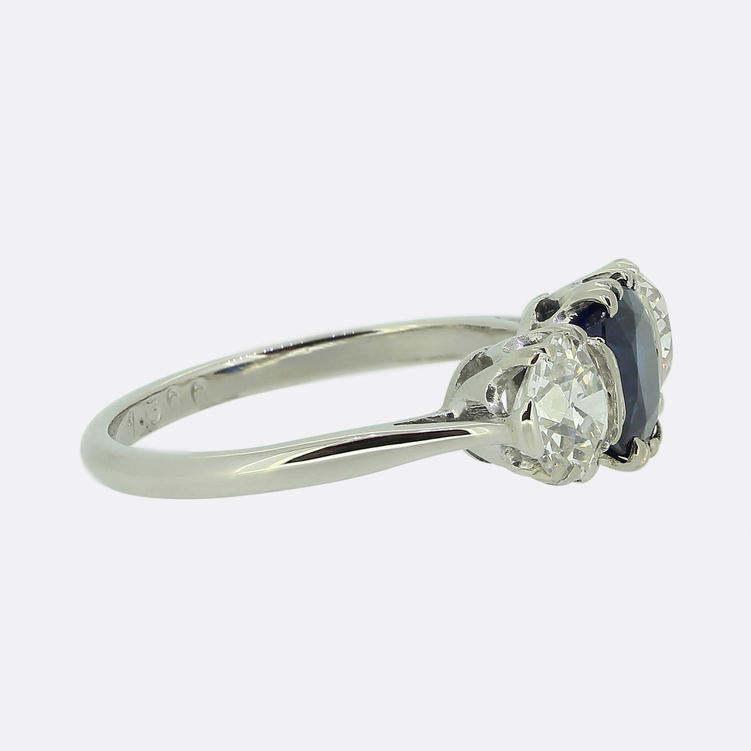 Taglio antico europeo Anello a tre pietre con zaffiro e diamante d'epoca in vendita