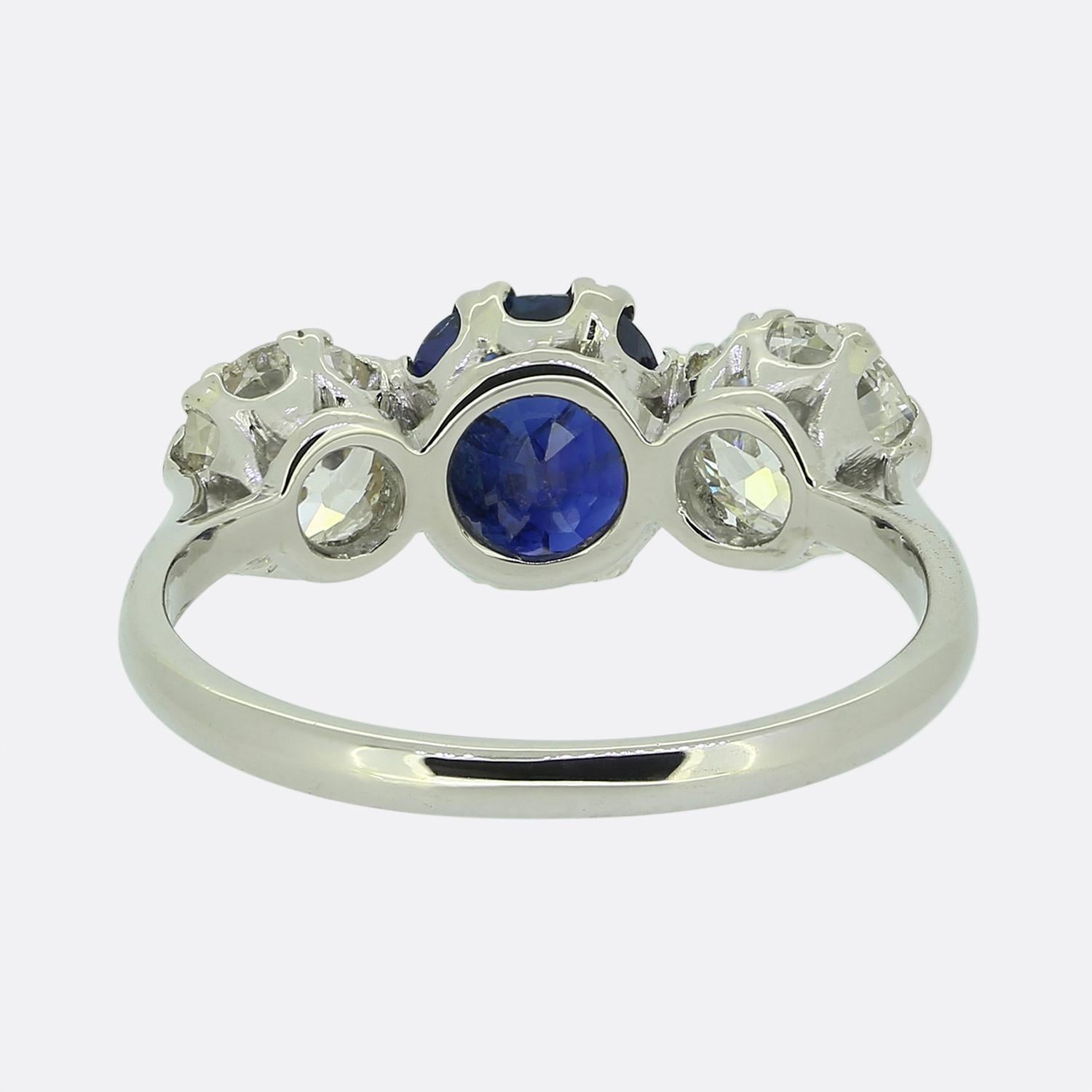 Anello a tre pietre con zaffiro e diamante d'epoca In condizioni ottime in vendita a London, GB