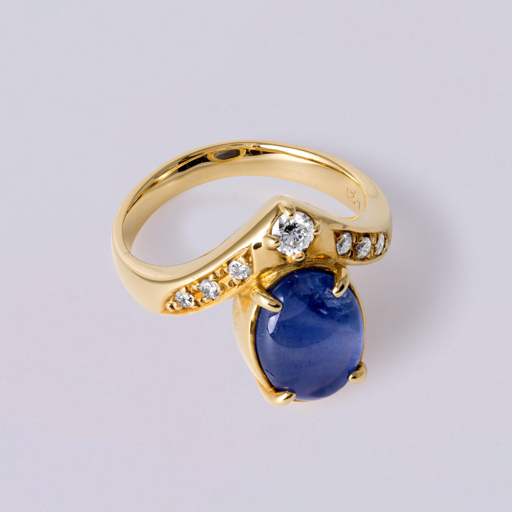 Faites une déclaration royale avec cette époustouflante bague vintage de style tiare, ornée d'un saphir ovale de 4,21 carats dans une teinte bleu moyen de rêve avec des irisations naturelles. Le saphir est couronné par 7 diamants ronds de taille