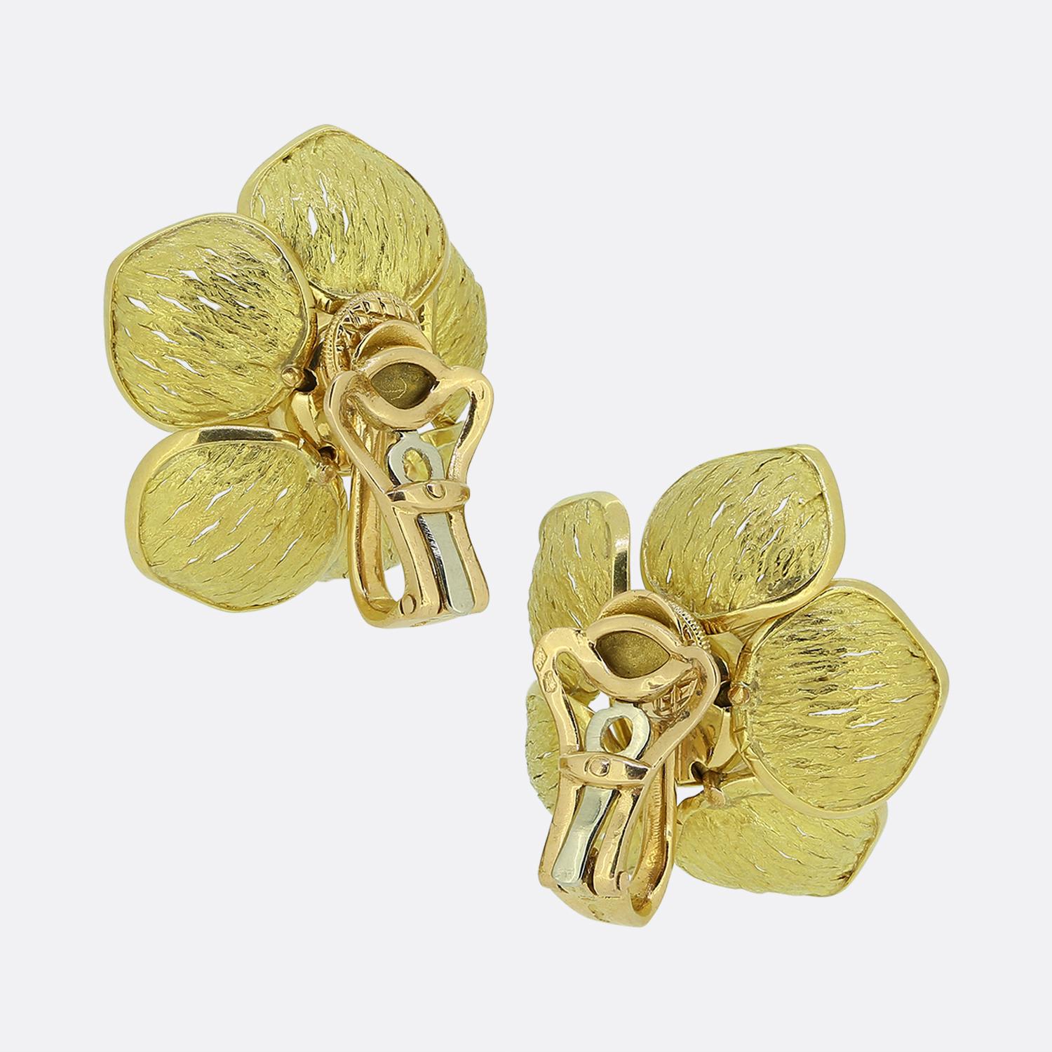 Voici une magnifique paire de boucles d'oreilles en or jaune 18ct. Chaque pièce est conçue en forme de tête de fleur et comporte des pétales à la texture complexe qui peuvent se contracter ou se dilater au gré de la personne qui les porte. Au