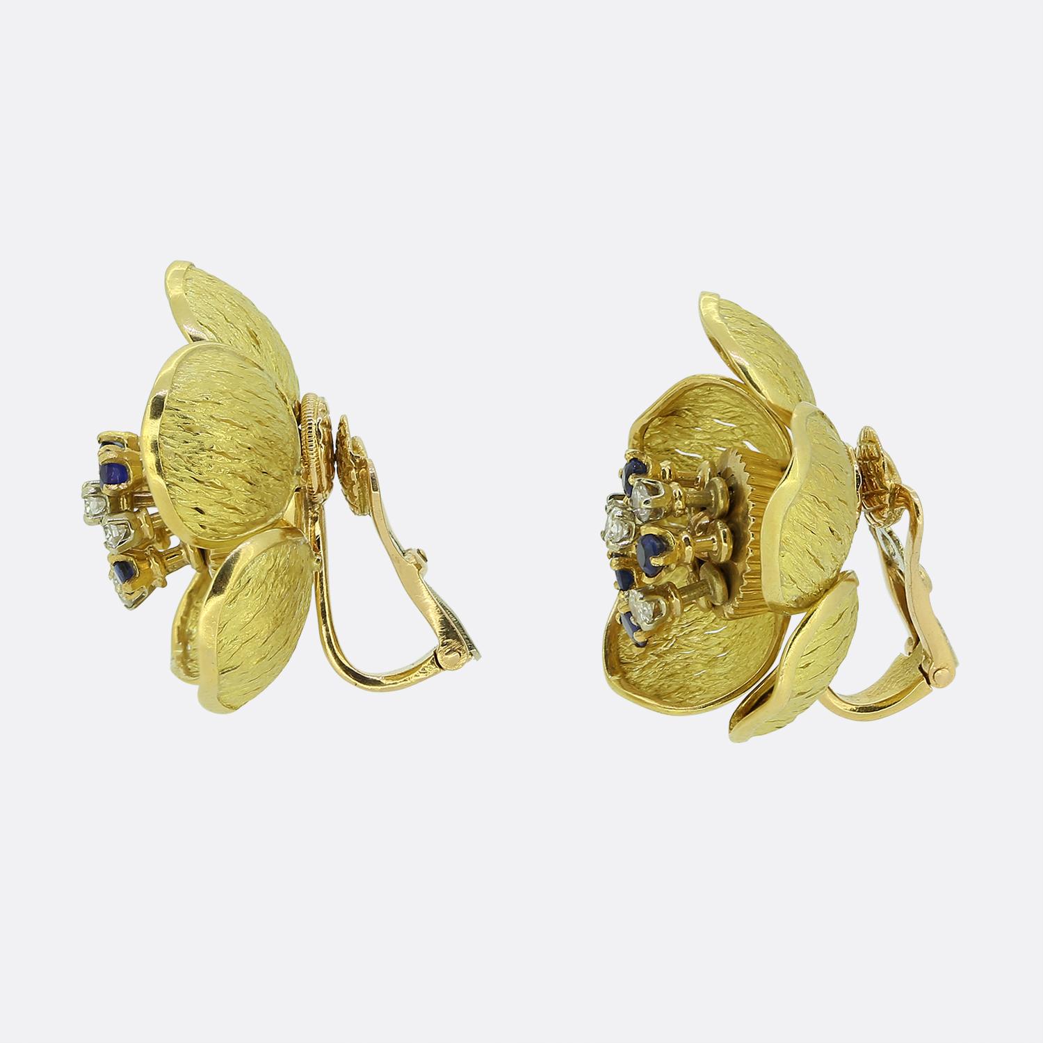 Taille ronde Boucles d'oreilles florales en saphir et diamant Tremblant en vente