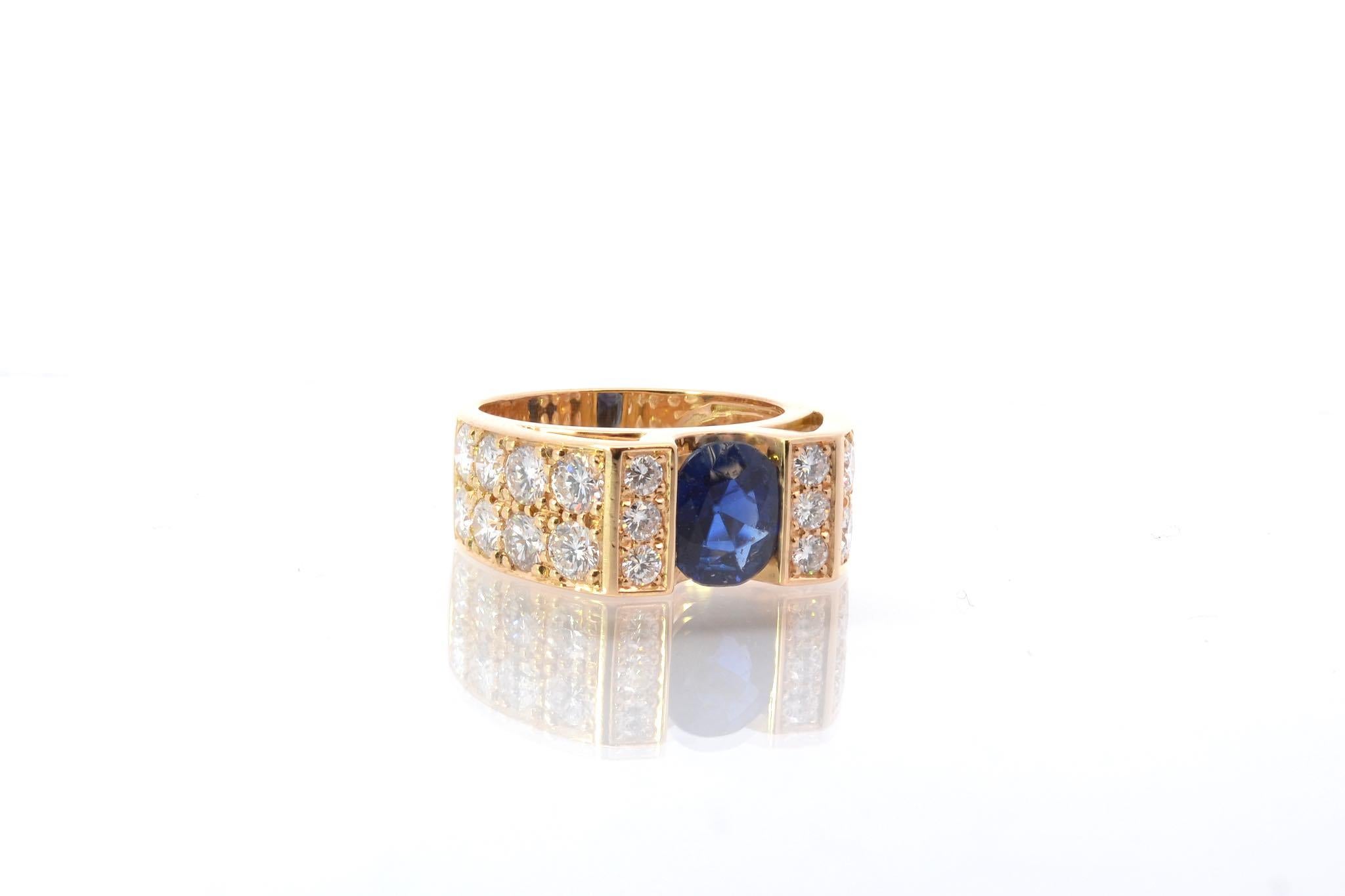 Oval Cut Vintage sapphire and diamonds ring in 18k yellow gold For Sale