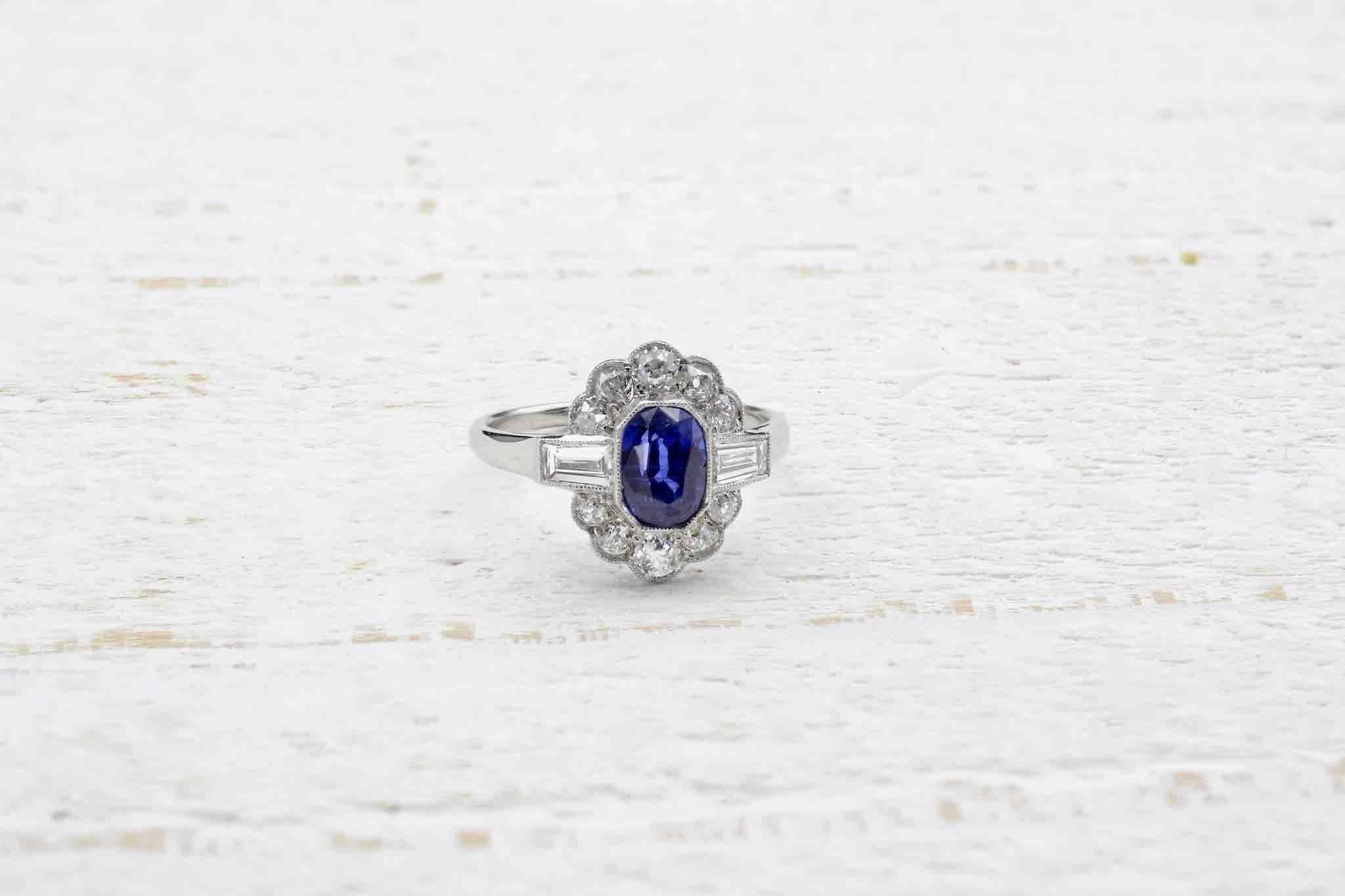 Stones: 1.48 carat sapphire and diamonds
brilliant and baguette cut for a total weight of 1 carat.
Material: Platinum
Dimensions: 14 mm length on finger
Weight: 3.5g
Size: 52 (free sizing)
Certificate
Ref. : 22801