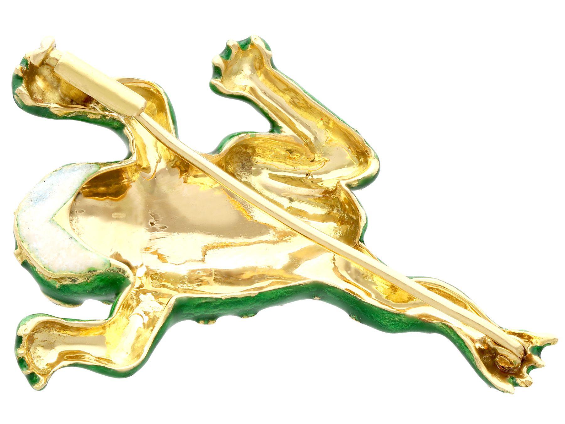 Vintage Sapphire and Enamel Yellow Gold Frog Brooch, Circa 1960 In Excellent Condition In Jesmond, Newcastle Upon Tyne