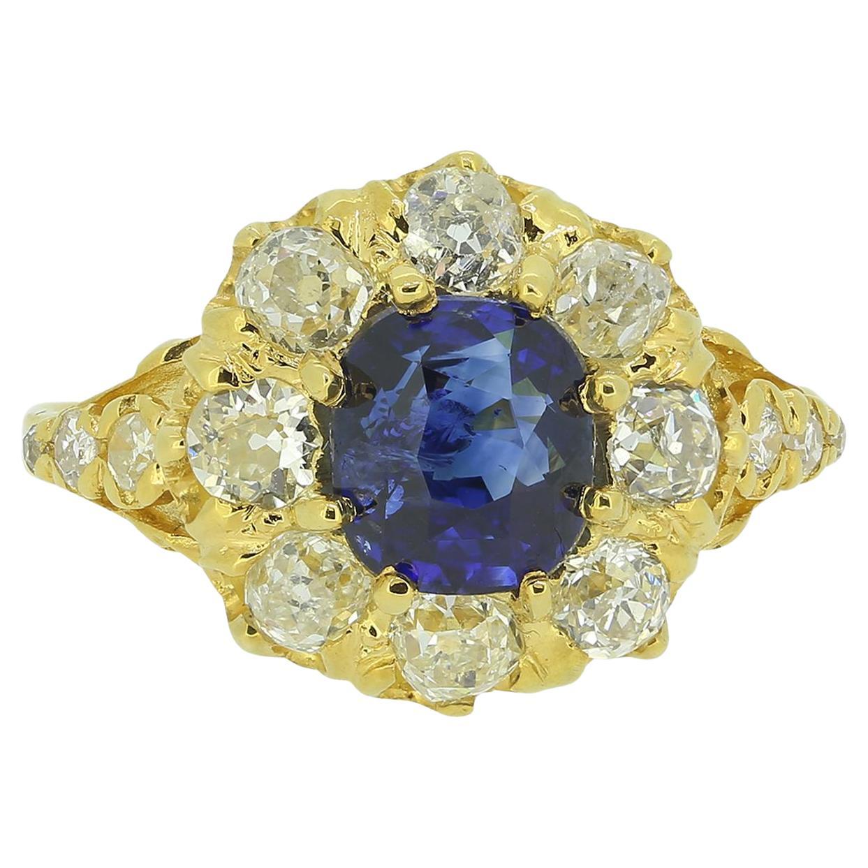 Anello a grappolo con zaffiro d
epoca e diamanti taglio vecchio