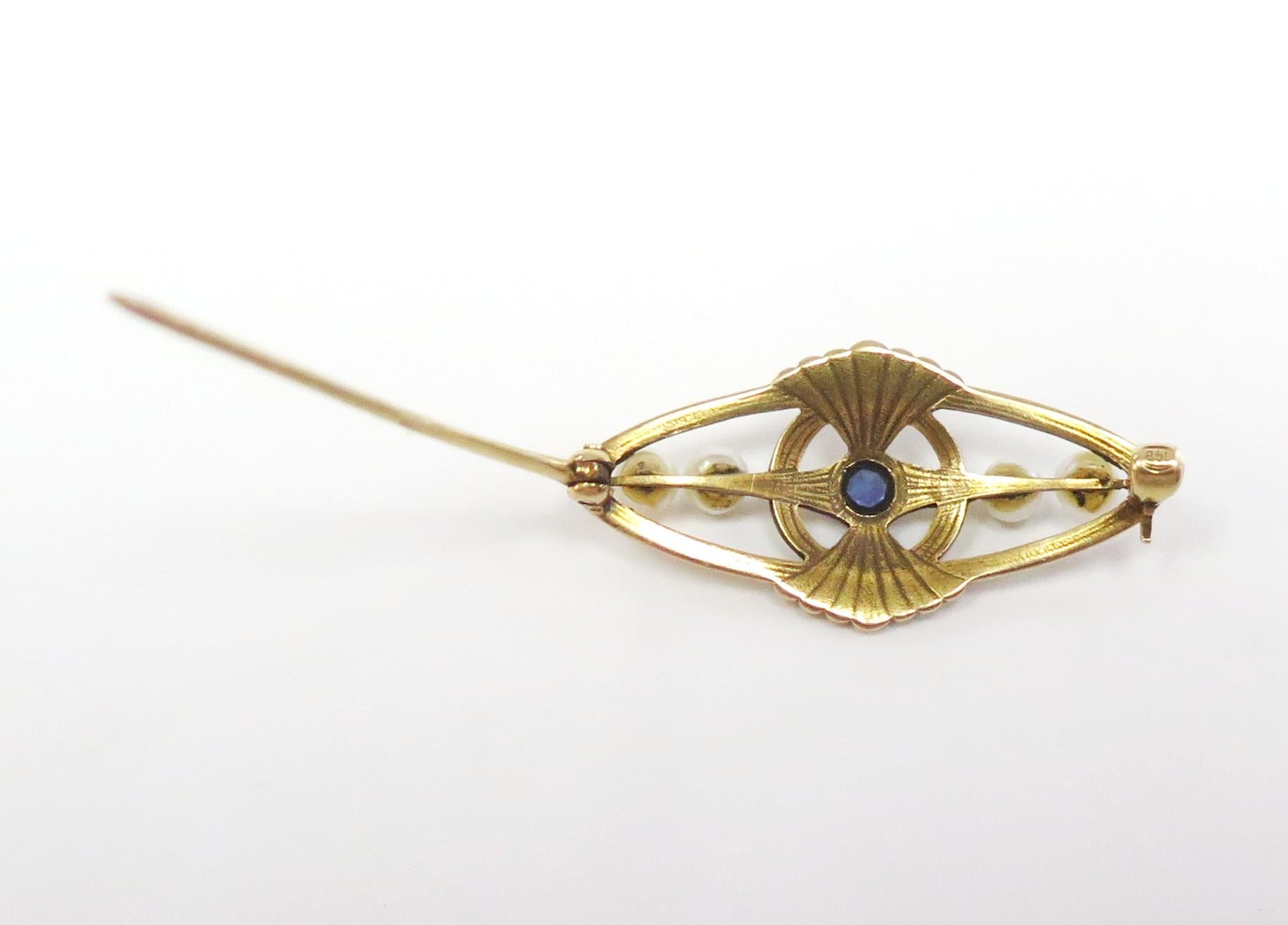 Round Cut Vintage Sapphire and Pearl Bar Pin / 14 Karat Yellow Gold For Sale