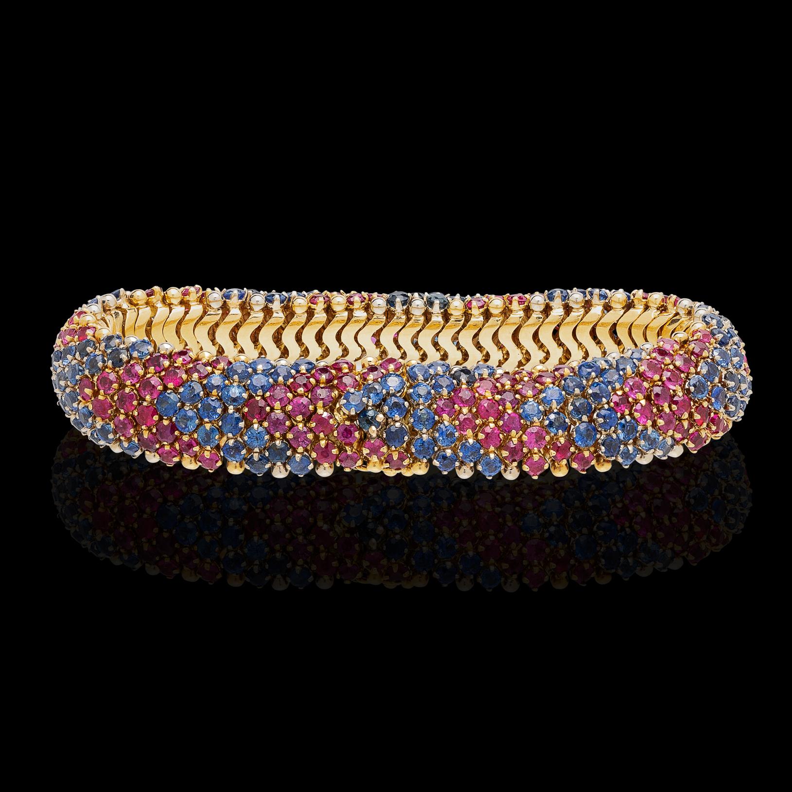 Bracelet flexible vintage en or 18 carats avec saphirs et rubis Unisexe en vente