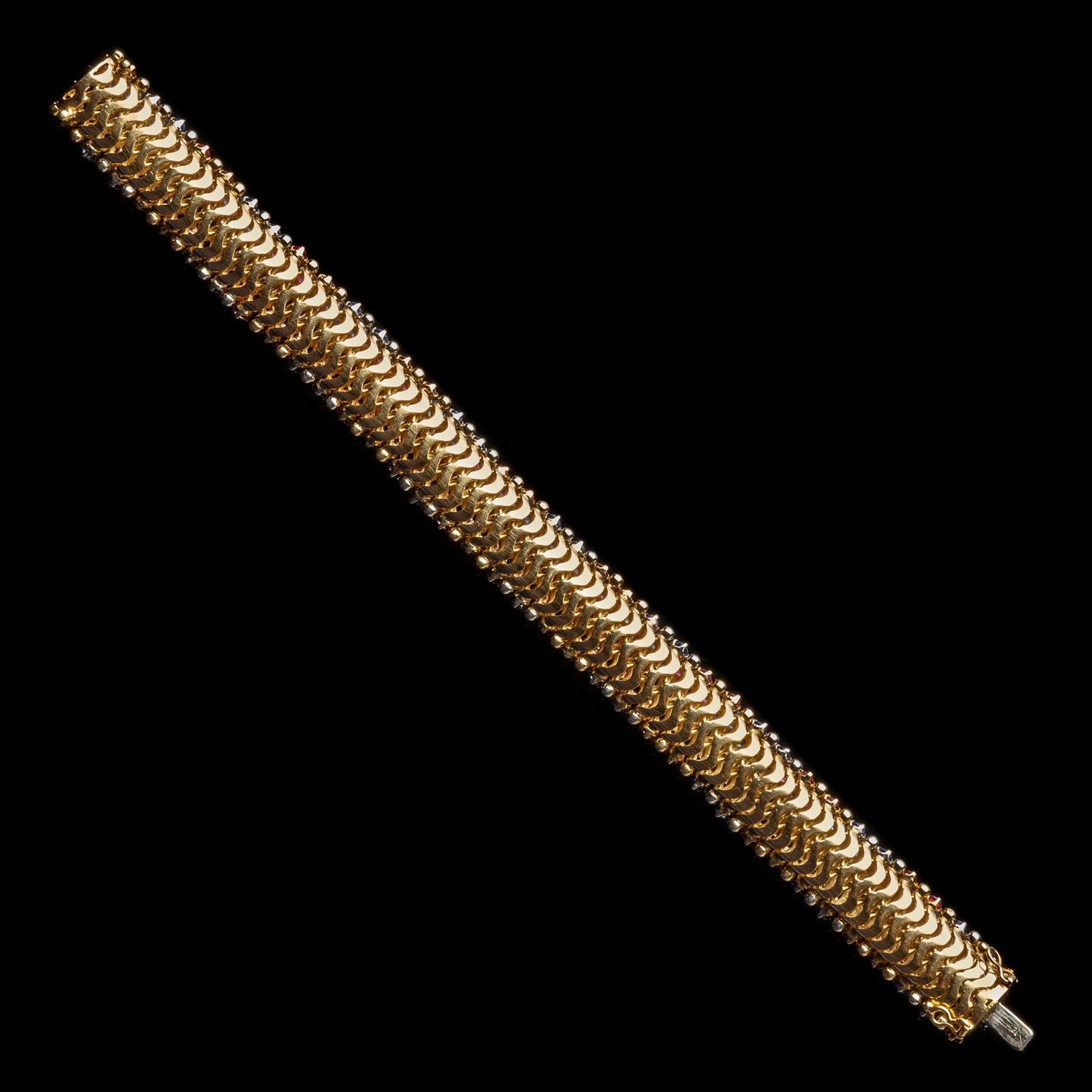 Bracelet flexible vintage en or 18 carats avec saphirs et rubis en vente 1