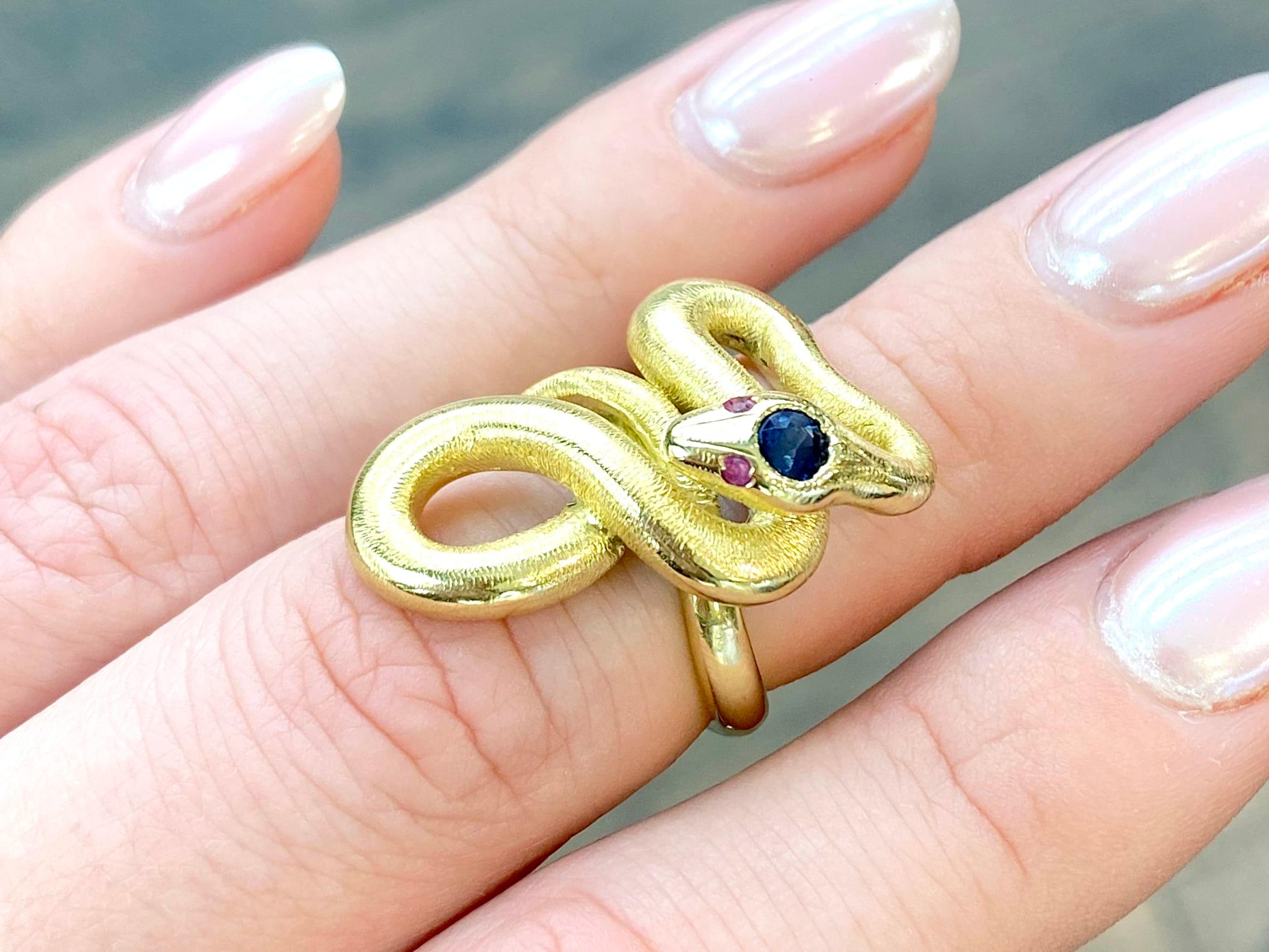 Vintage Sapphire and Ruby 18k Yellow Gold Snake Ring 1950 For Sale 7