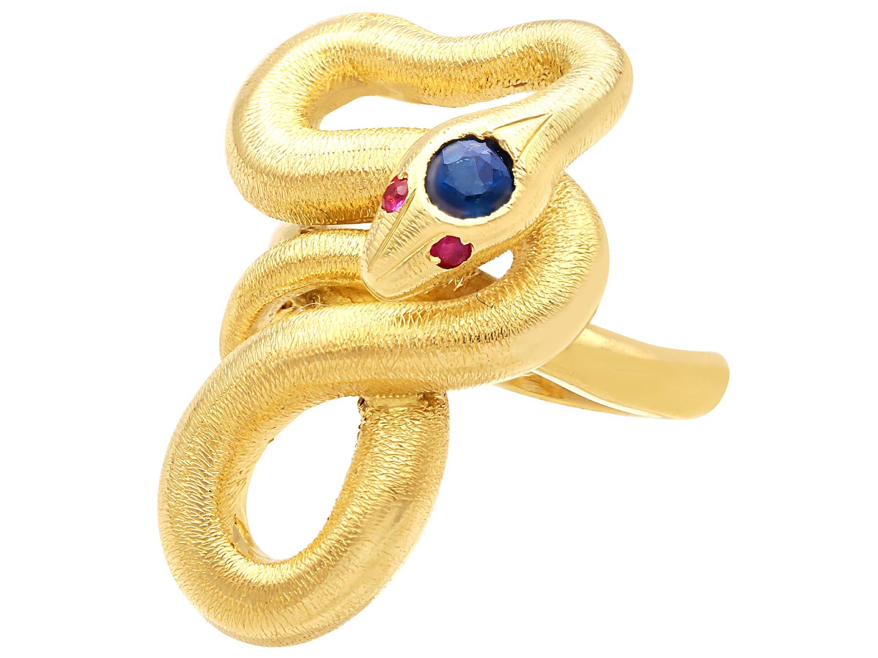 Taille ronde Bague serpent vintage en or jaune 18 carats, saphir et rubis, 1950 en vente