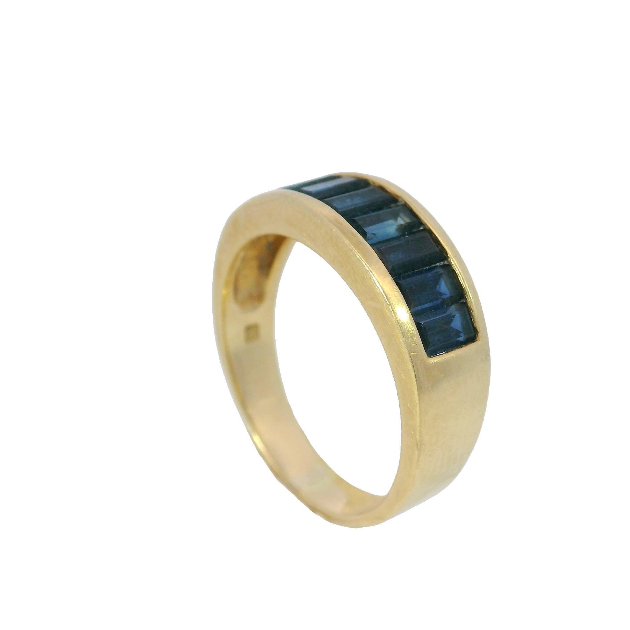 Vintage Sapphire Baguette Ring 18K Gelbgold ~2ctw Größe 7

Dieser raffinierte Ring zeigt eine nahtlose Reihe von Saphiren im Baguetteschliff von insgesamt 2,0 Karat, die in einer klaren, linearen Fassung angeordnet sind, die ihren satten,