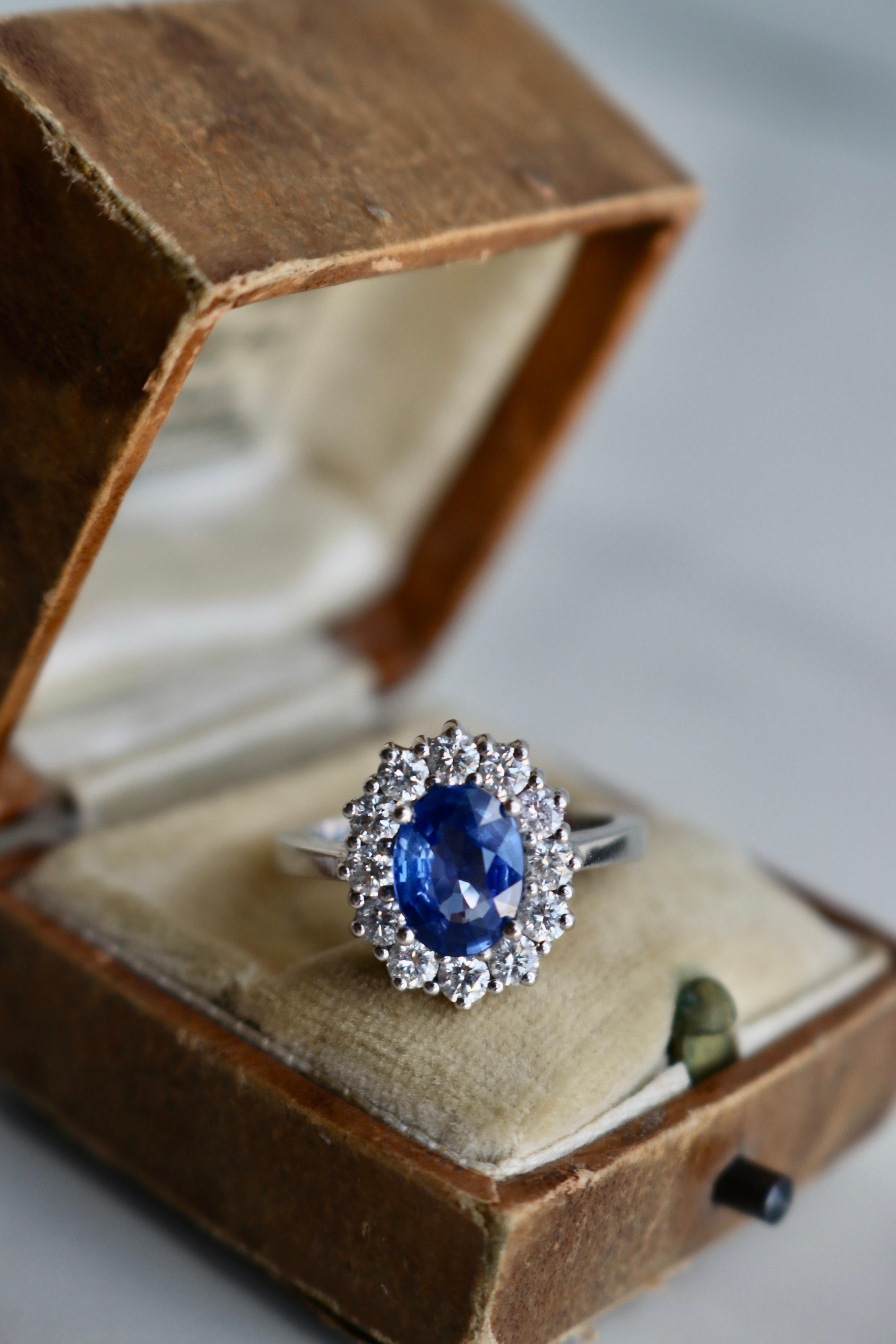 Bague Vintage Saphir Diamant Or Blanc 14k Cluster en vente 1