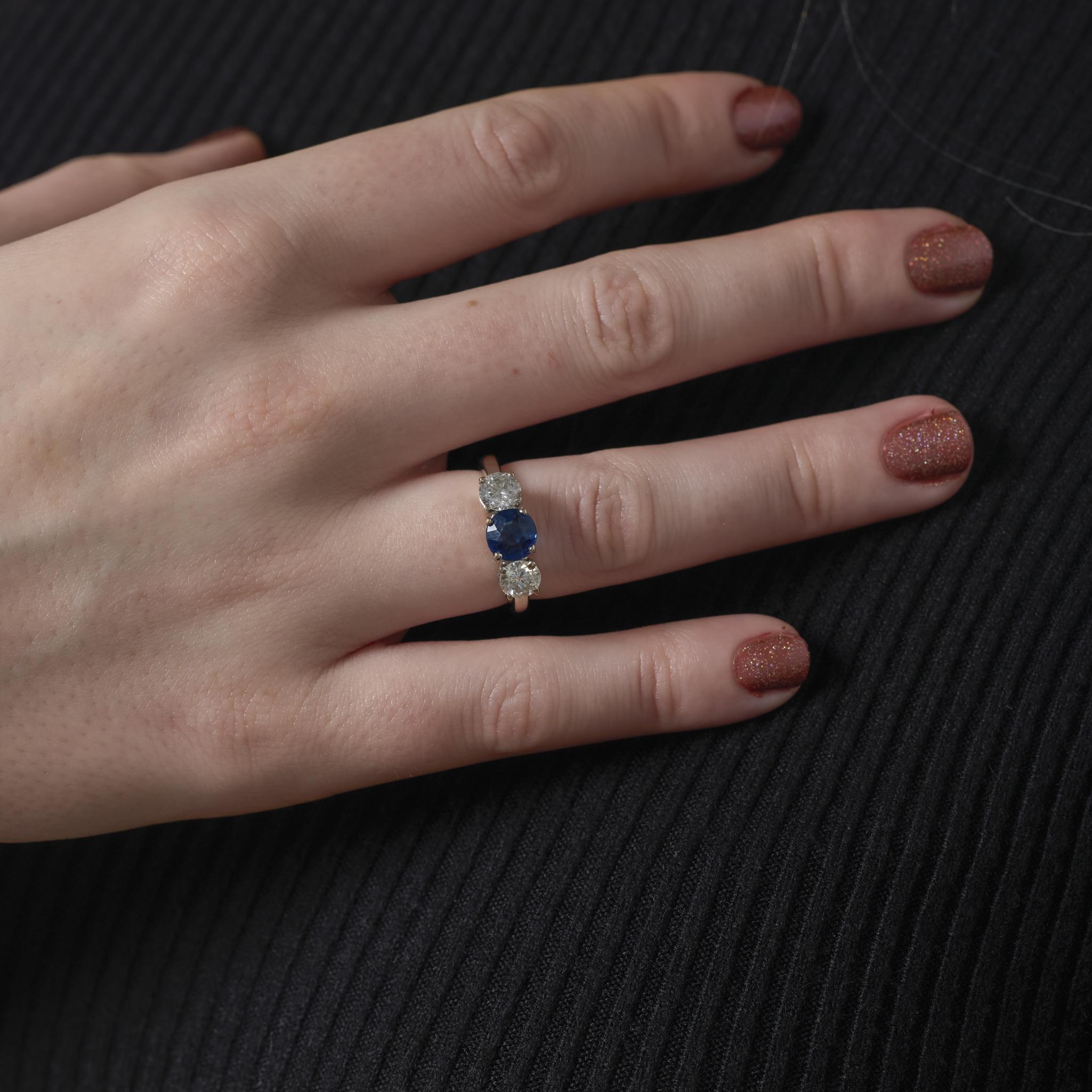 Vintage Saphir Diamant 14k Weißgold drei Stein Ring im Zustand „Gut“ im Angebot in Beverly Hills, CA