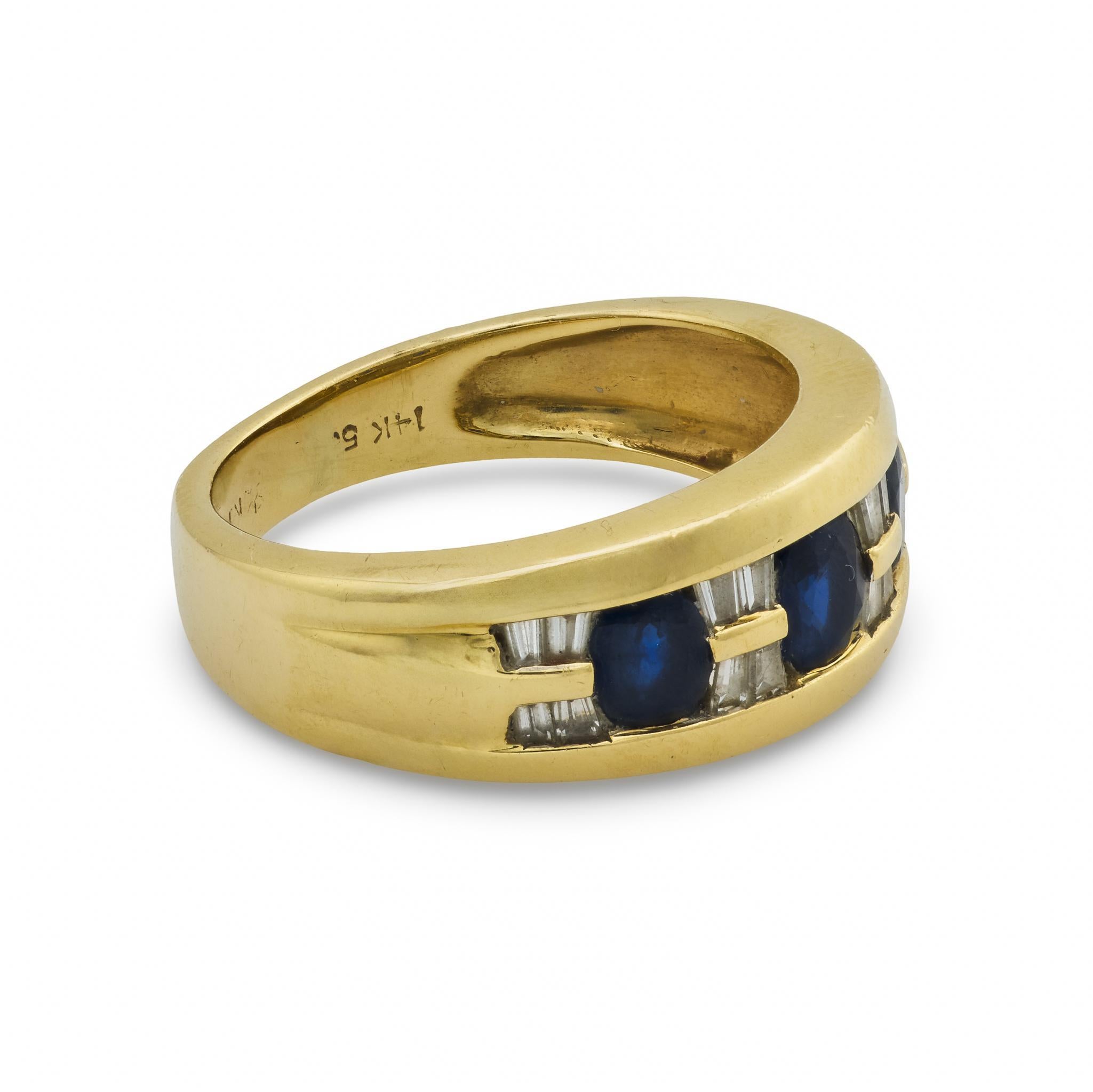 Taille ovale Bague vintage en or jaune 14k avec saphir et diamant en vente