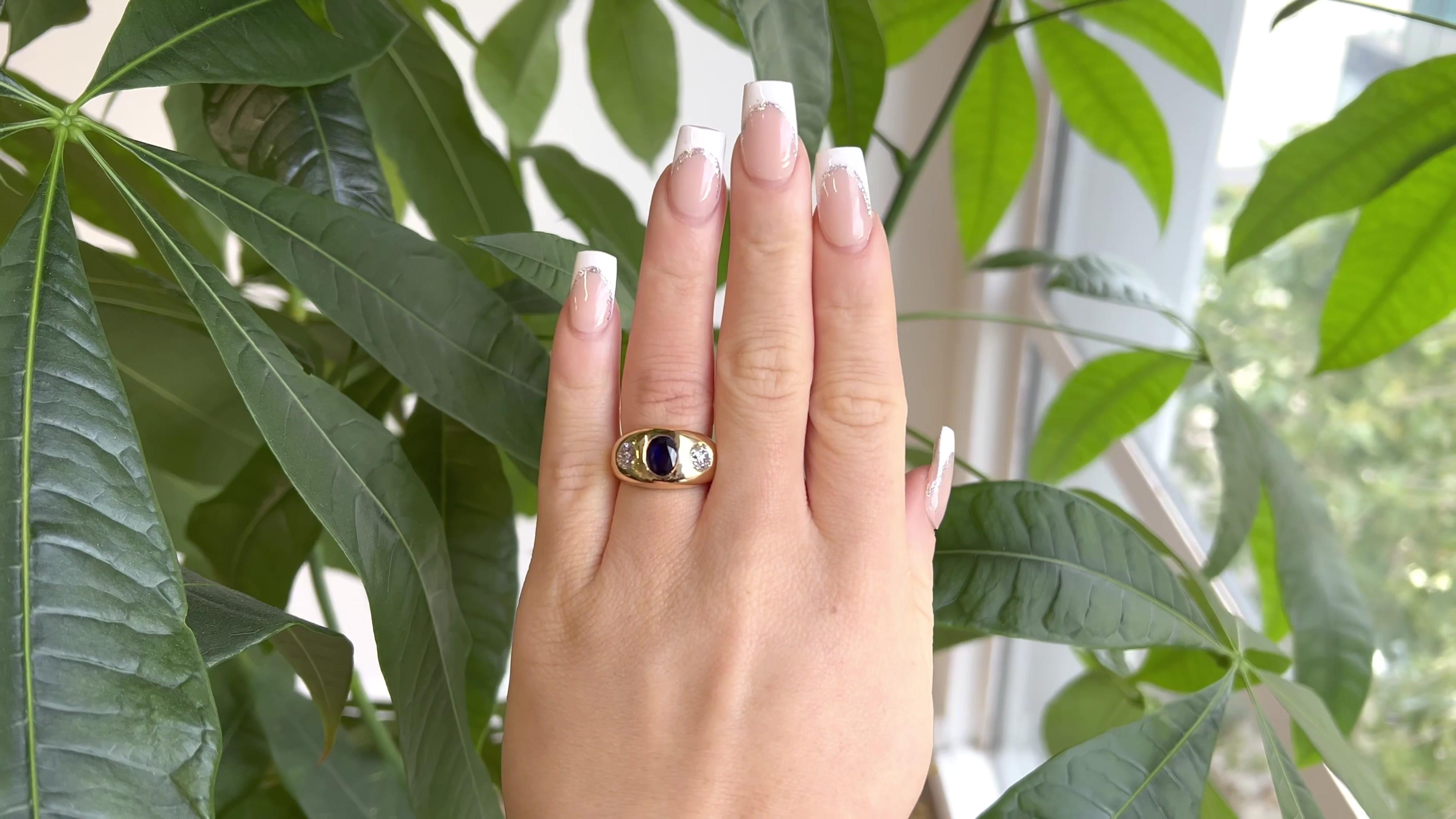 Ein Vintage Saphir Diamant 18 Karat Gold Drei Stein Ring. Mit einem ovalen Saphir von etwa 1,35 Karat. Akzentuiert durch zwei Diamanten im alten europäischen Schliff mit einem Gesamtgewicht von ca. 1,40 Karat, eingestuft in Farbe I, Reinheit SI.