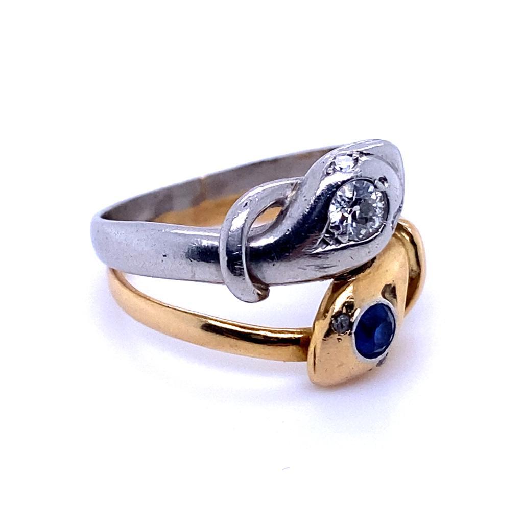 Vintage-Ring aus 18 Karat Gelbgold und Platin mit Saphiren und Diamanten, um 1960.

Dieser außergewöhnliche Ring ist als ein Paar von Schlangen, die beide hervorragend von Hand geschnitzt, ein Kopf ist mit einem runden Schliff tiefblauen Saphir von