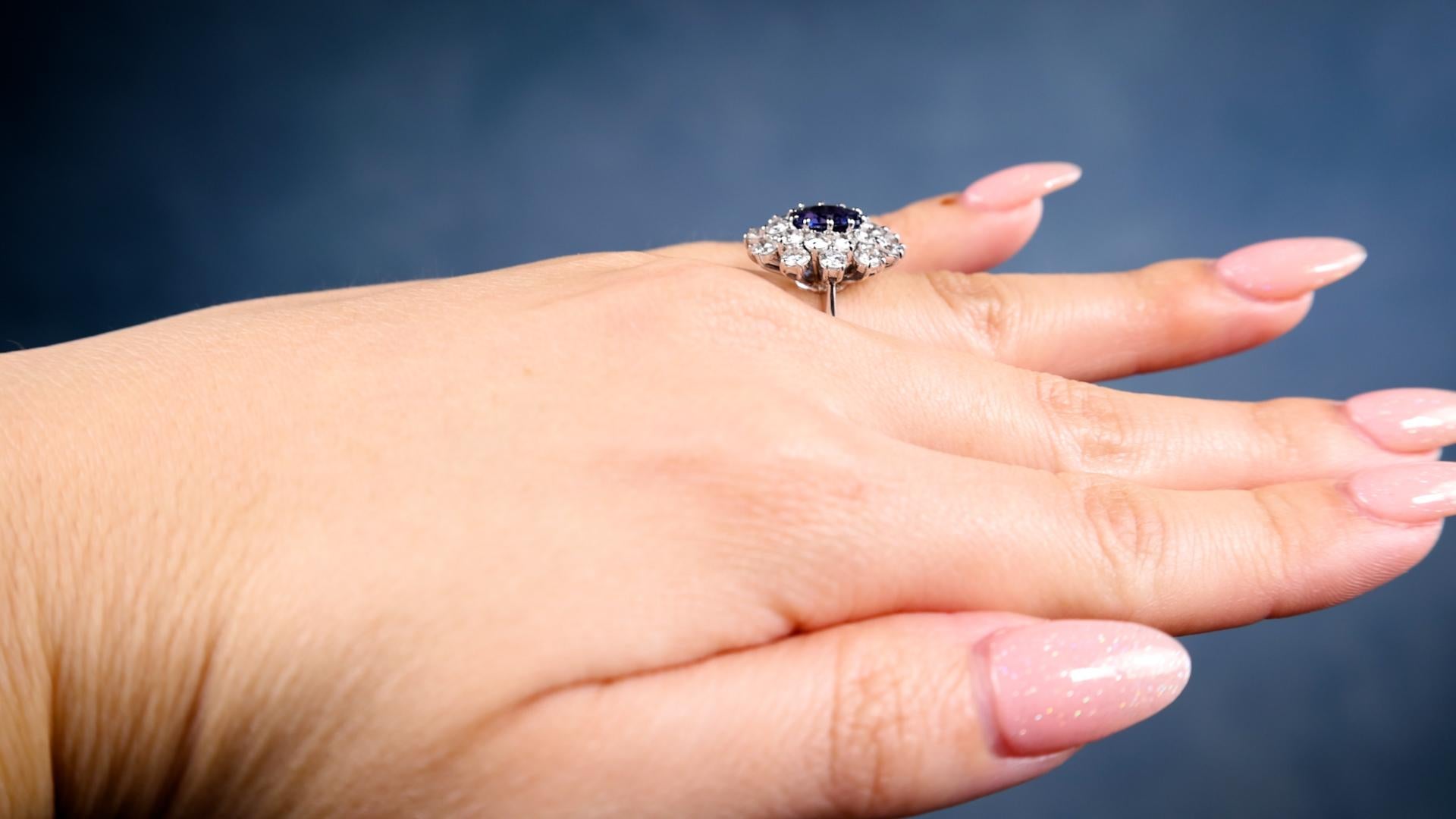 Vintage Sapphire Diamond 18k White Gold Cluster Ring In Good Condition For Sale In Beverly Hills, CA