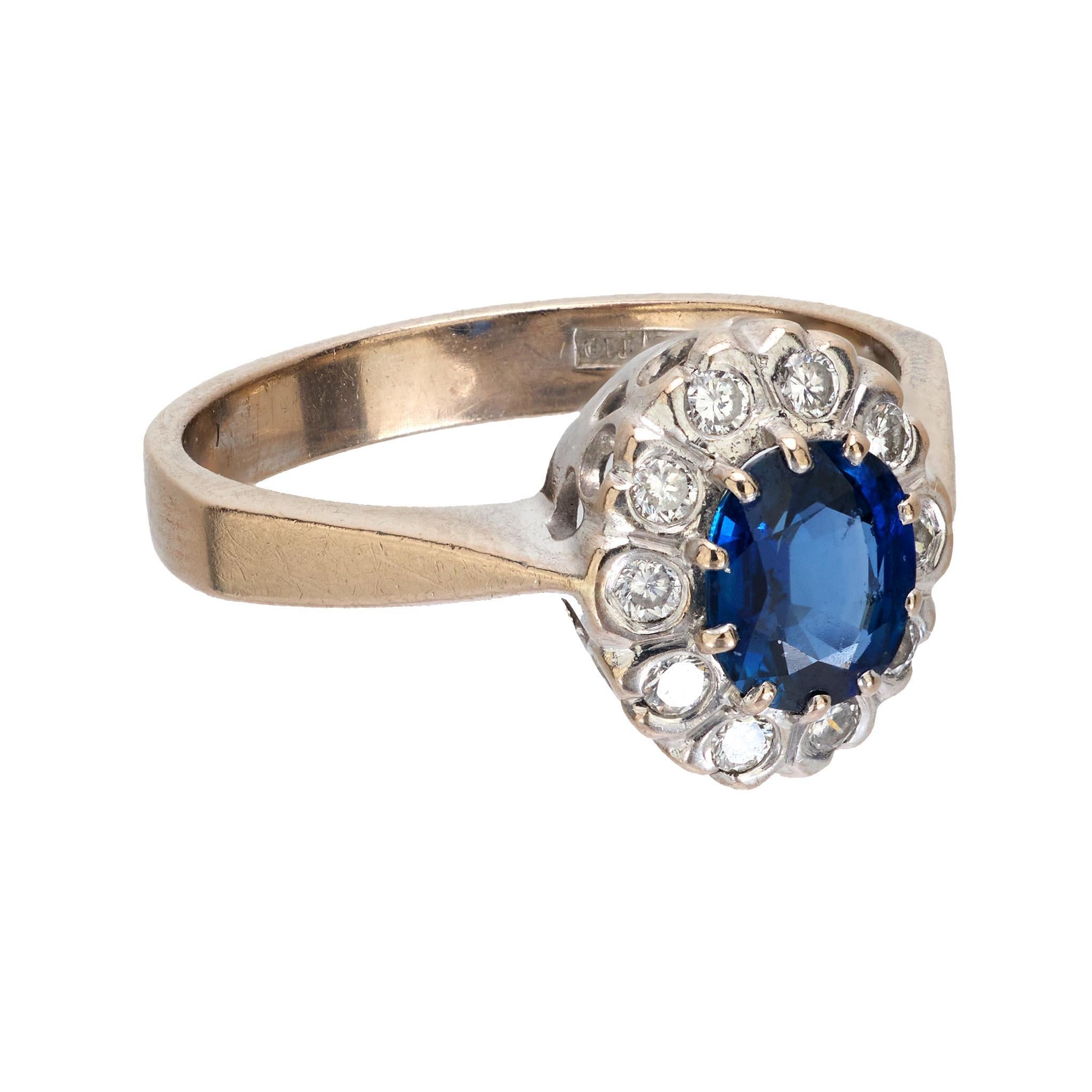 Vintage Saphir-Diamant-Cluster-Ring aus 18 Karat Weißgold (Ovalschliff) im Angebot