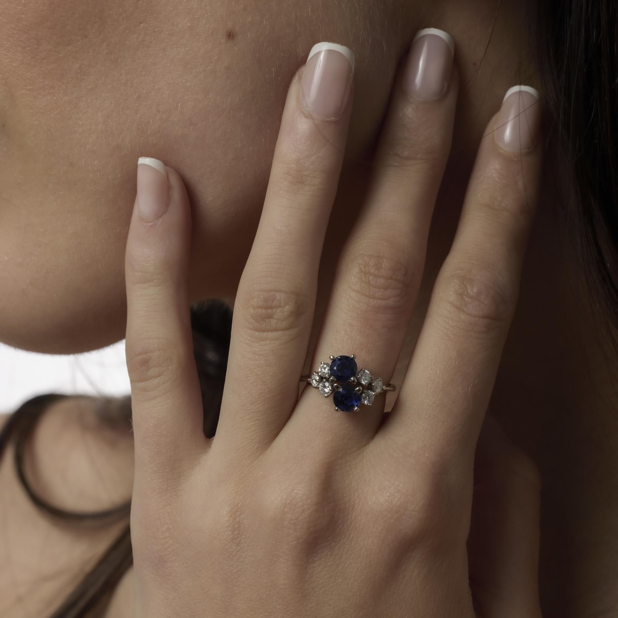 Ein anmutiger Vintage-Ring aus 18 Karat Weißgold mit 1,40 Karat lebhaften blauen Saphiren, die von 0,60 Karat funkelnden Diamanten der Farbe G (SI) akzentuiert werden.