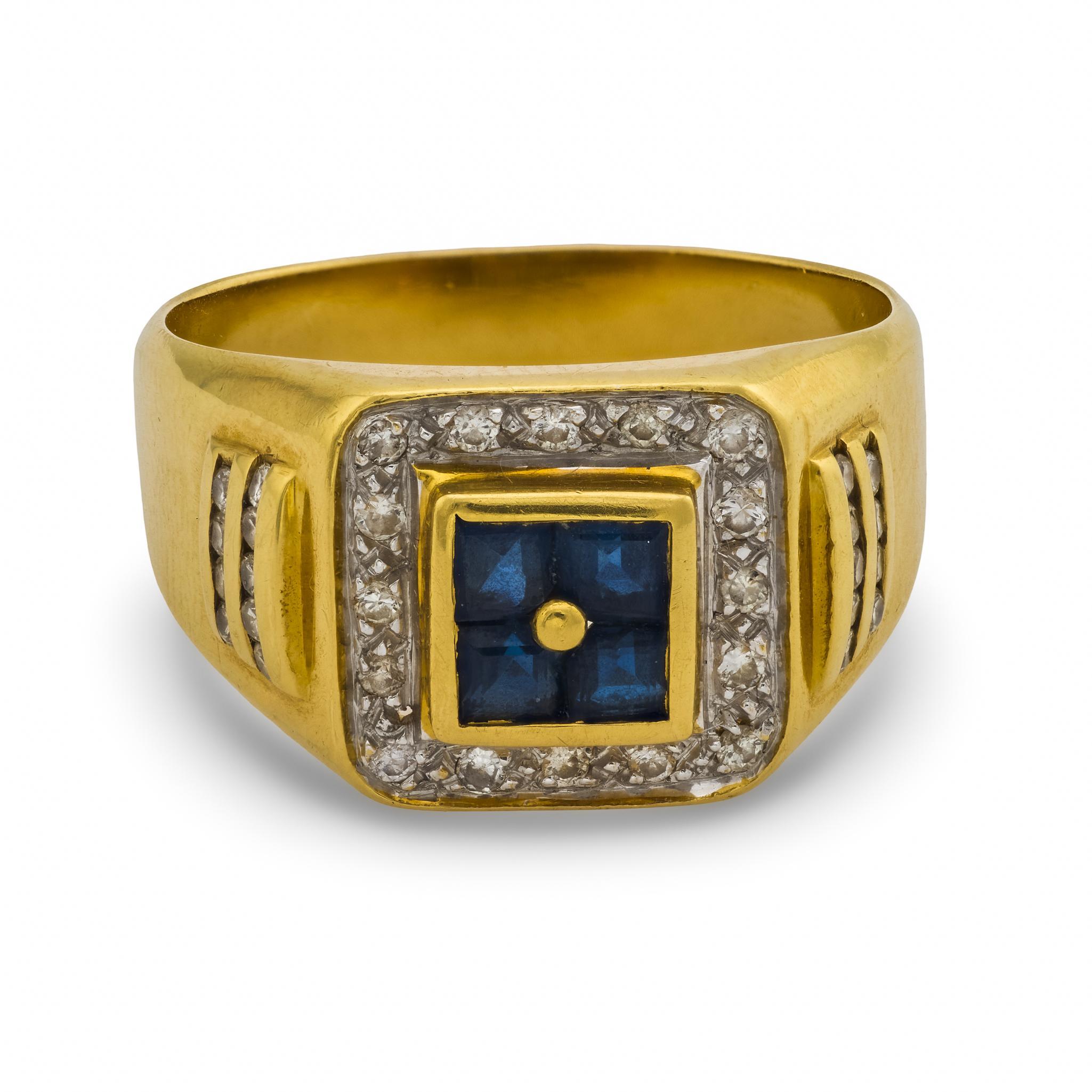 Dieser Vintage-Ring aus 18 Karat Gelbgold zeigt lebendige, quadratische Saphire, die von funkelnden Diamanten umrahmt werden. Er vereint kräftige Farben und zeitlose Brillanz aus der Ära der 1980er Jahre.