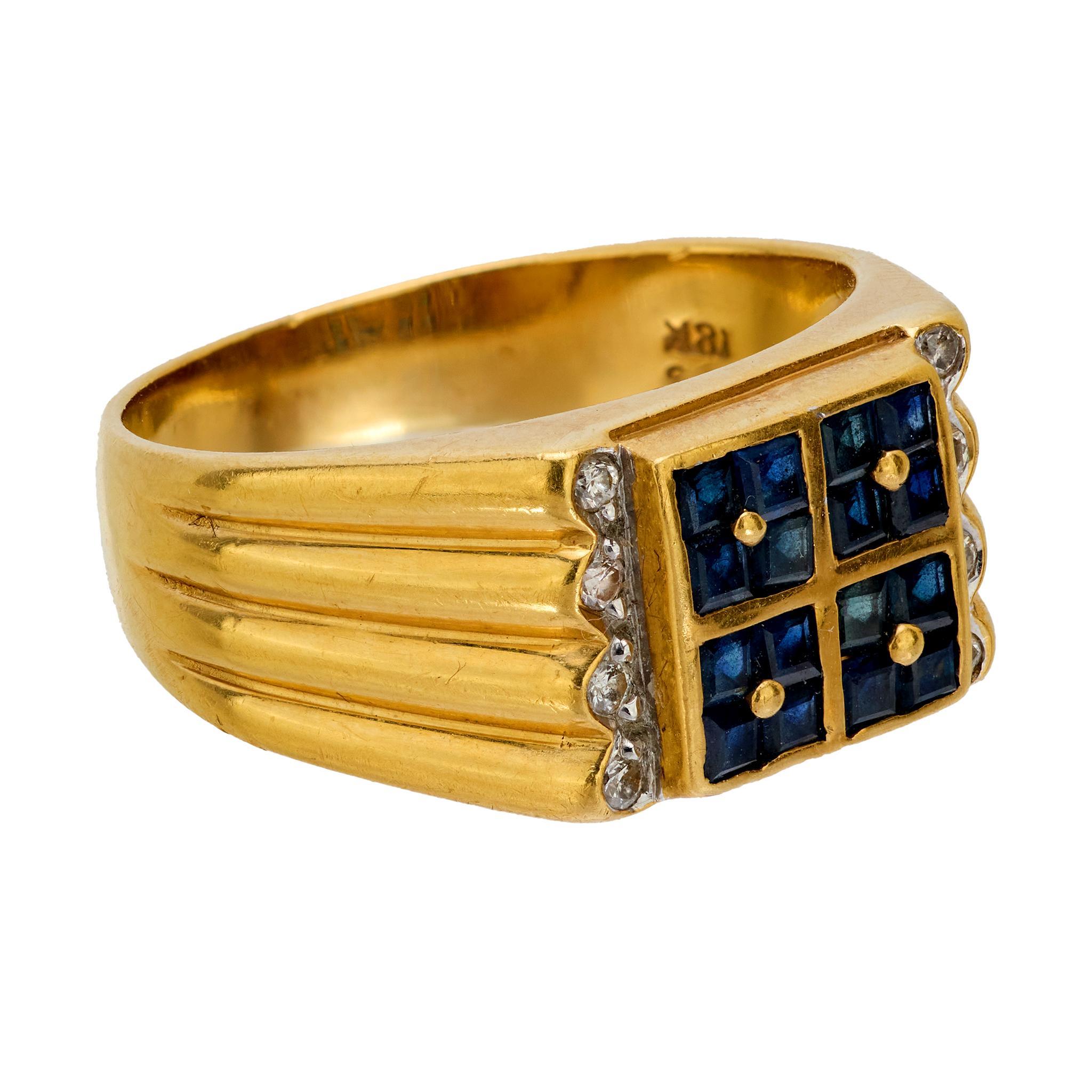 Taille carrée Bague vintage en or jaune 18 carats avec saphirs et diamants en vente