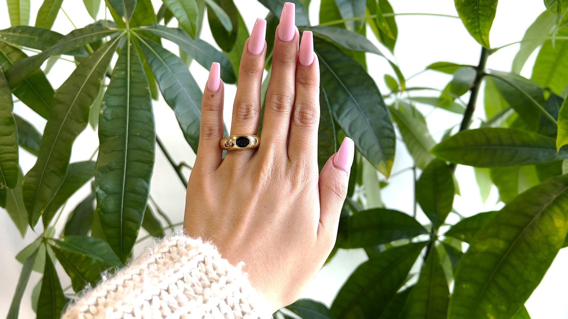 Ein Vintage Austrian Sapphire Diamond 18k Yellow Gold Three Stone Ring. Mit einem ovalen Saphir im Mischschliff mit einem Gewicht von etwa 1,20 Karat. Akzentuiert durch zwei runde Diamanten im Brillantschliff mit einem Gesamtgewicht von ca. 0,40