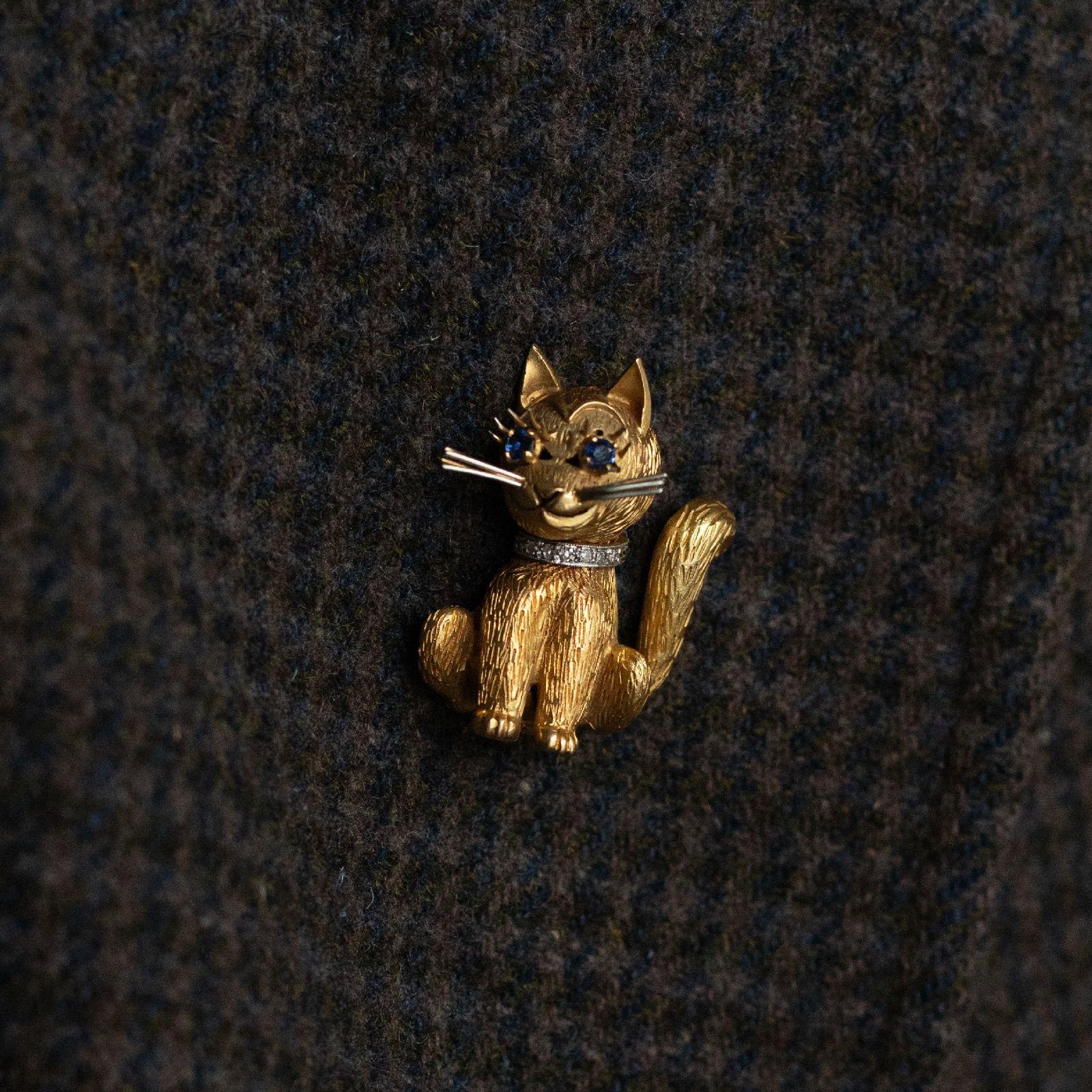 Round Cut Vintage Sapphire Diamond Cat Brooch 18 Karat Yellow White Gold For Sale