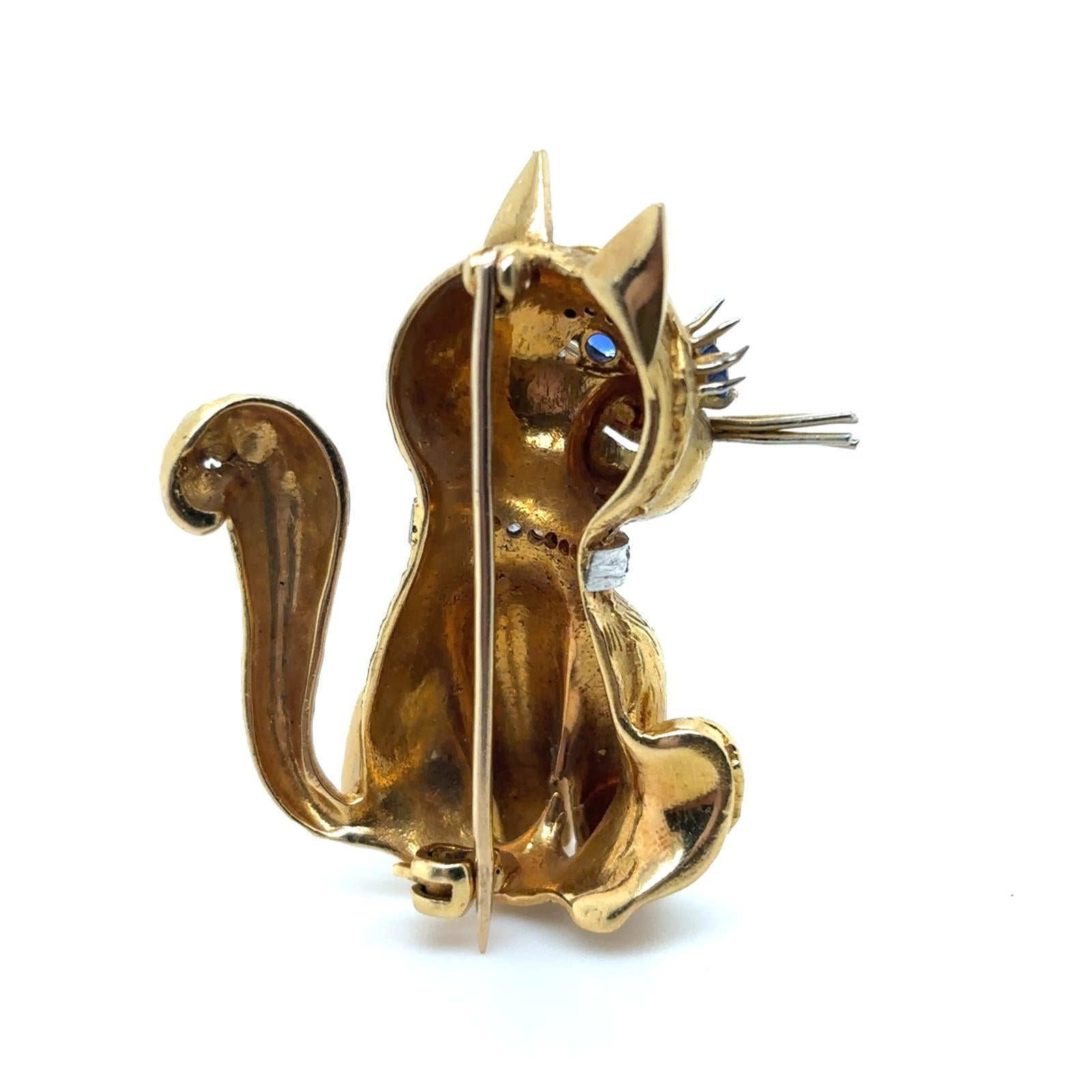 Vintage Sapphire Diamond Cat Brooch 18 Karat Yellow White Gold In Good Condition For Sale In London, GB
