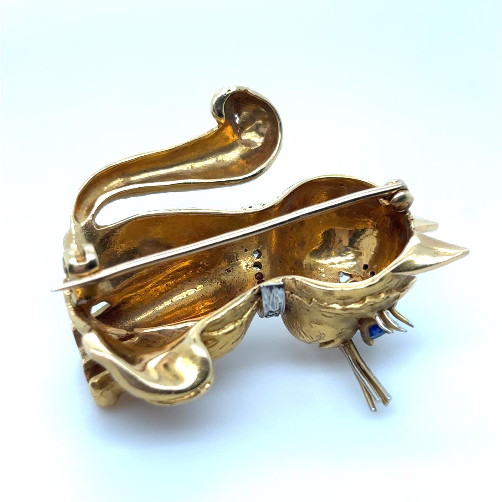 Women's or Men's Vintage Sapphire Diamond Cat Brooch 18 Karat Yellow White Gold For Sale