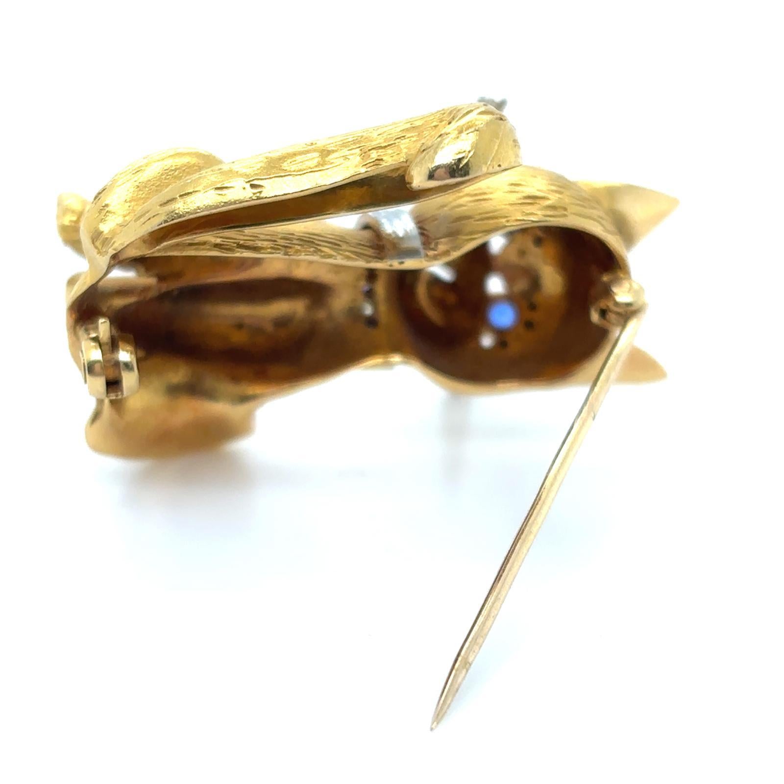 Vintage Sapphire Diamond Cat Brooch 18 Karat Yellow White Gold For Sale 1