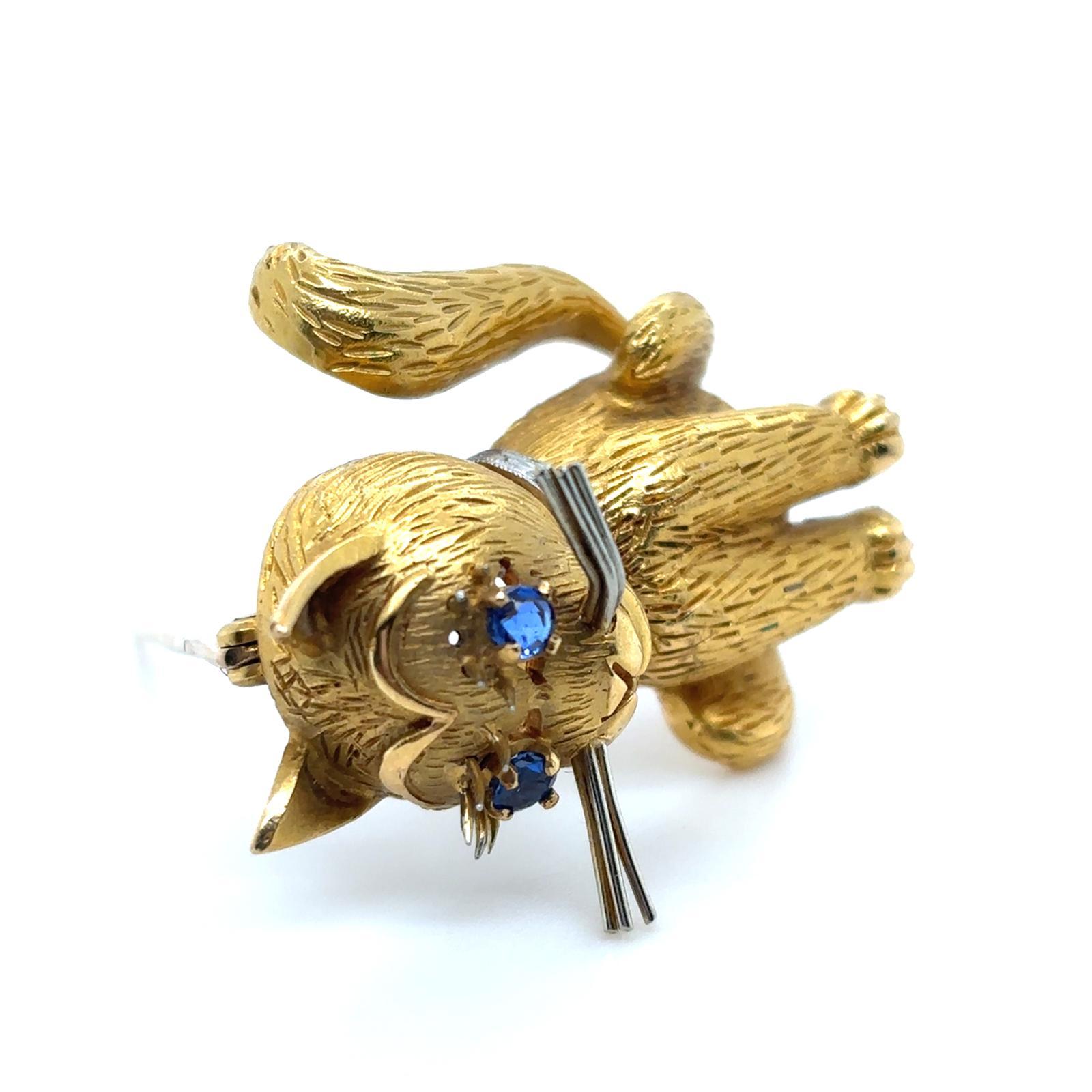 Vintage Sapphire Diamond Cat Brooch 18 Karat Yellow White Gold For Sale 3