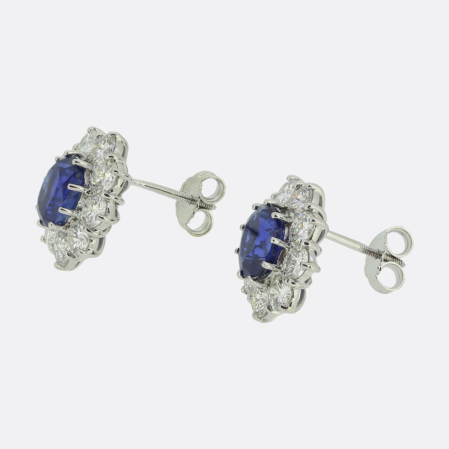 Vintage Saphir-Diamant-Cluster-Ohrringe (Ovalschliff) im Angebot