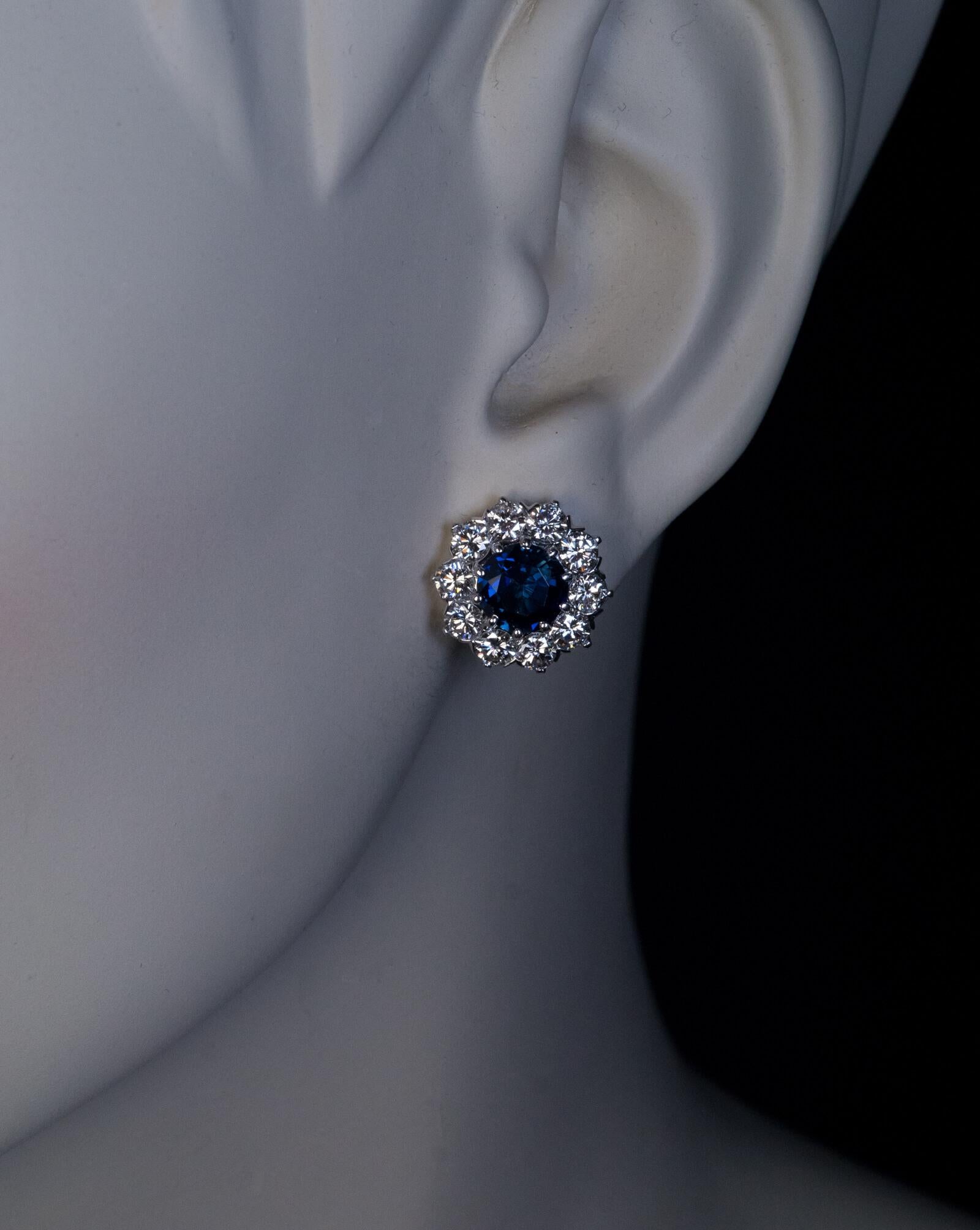 Vintage Saphir-Diamant-Cluster-Ohrringe im Zustand „Hervorragend“ im Angebot in Chicago, IL
