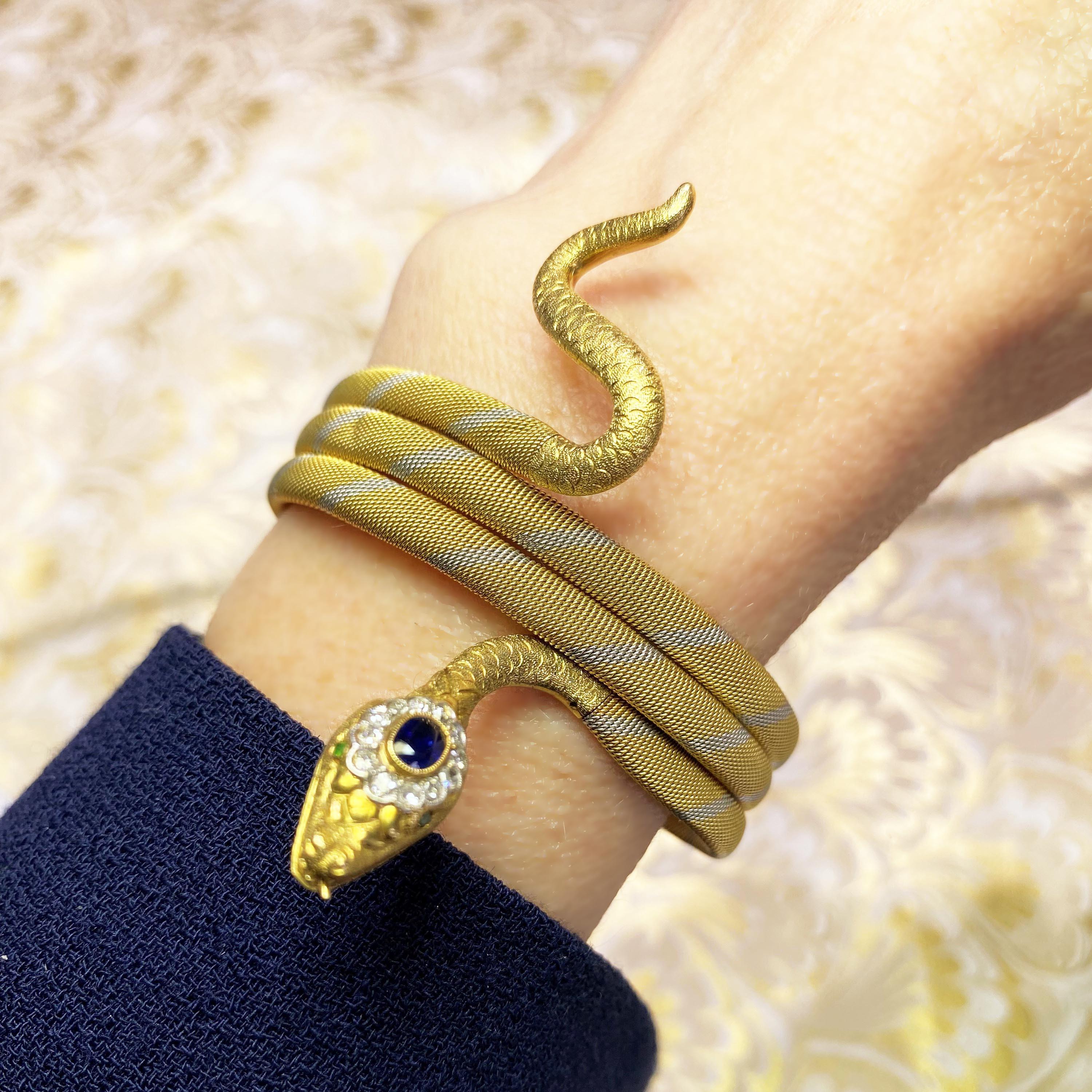 Bracciale a serpente d'epoca in oro giallo e bianco con zaffiro ovale sfaccettato, diamante, granato demantoide, incastonato in una montatura millegradi, circondato da un gruppo di diamanti a otto tagli, incastonati in grani e millegradi, con occhi