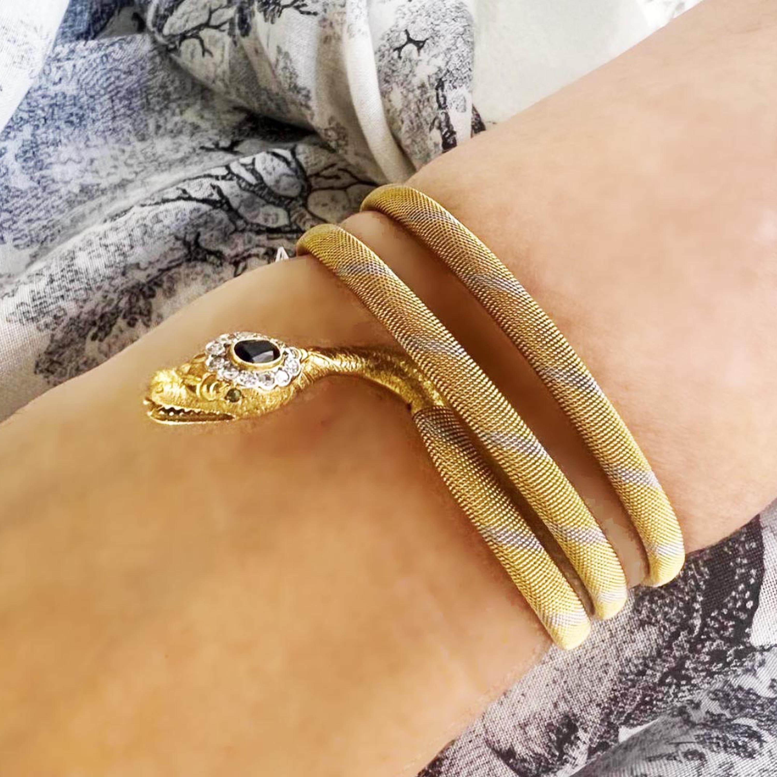 Bracciale a serpente d'oro con zaffiro, diamante e granato demantoide, CIRCA 1965 In condizioni buone in vendita a London, GB