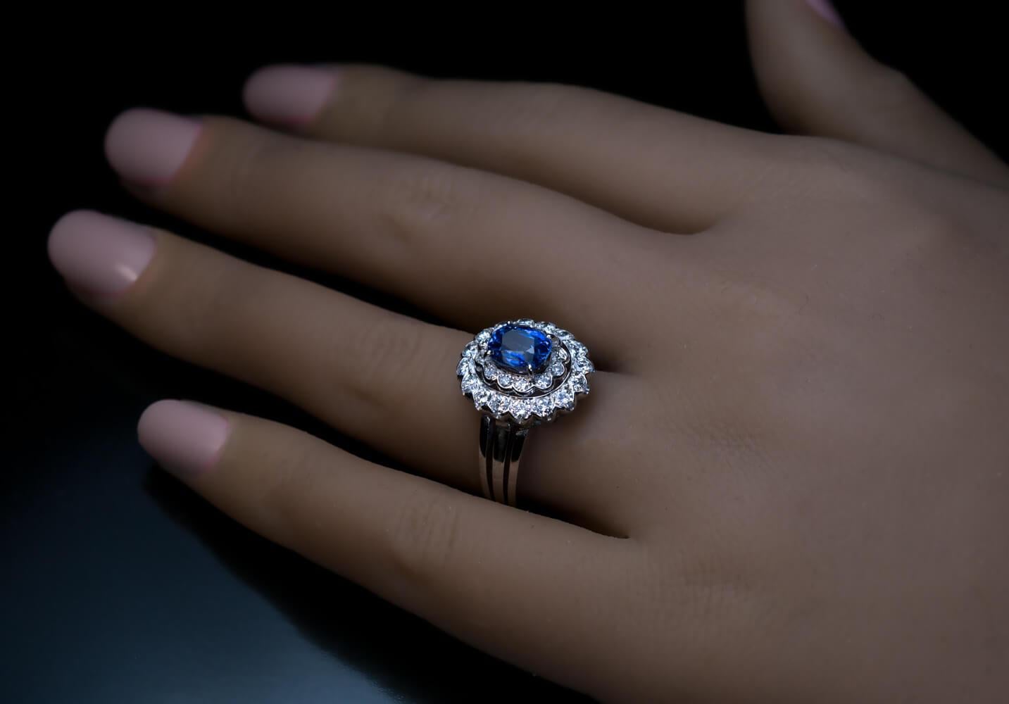 Verlobungsring mit Vintage-Saphir und Diamant mit doppeltem Halo (Einfacher Schliff) im Angebot