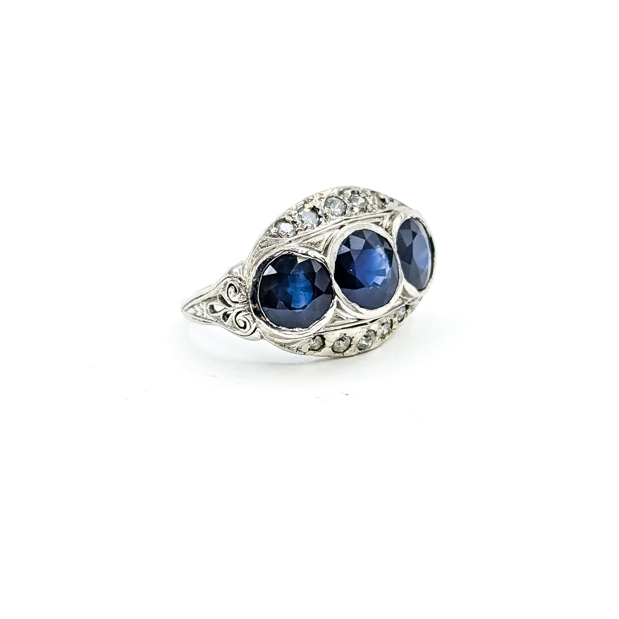 Art déco Vintage Sapphire & Diamond Filigree Ring in Platinum en vente