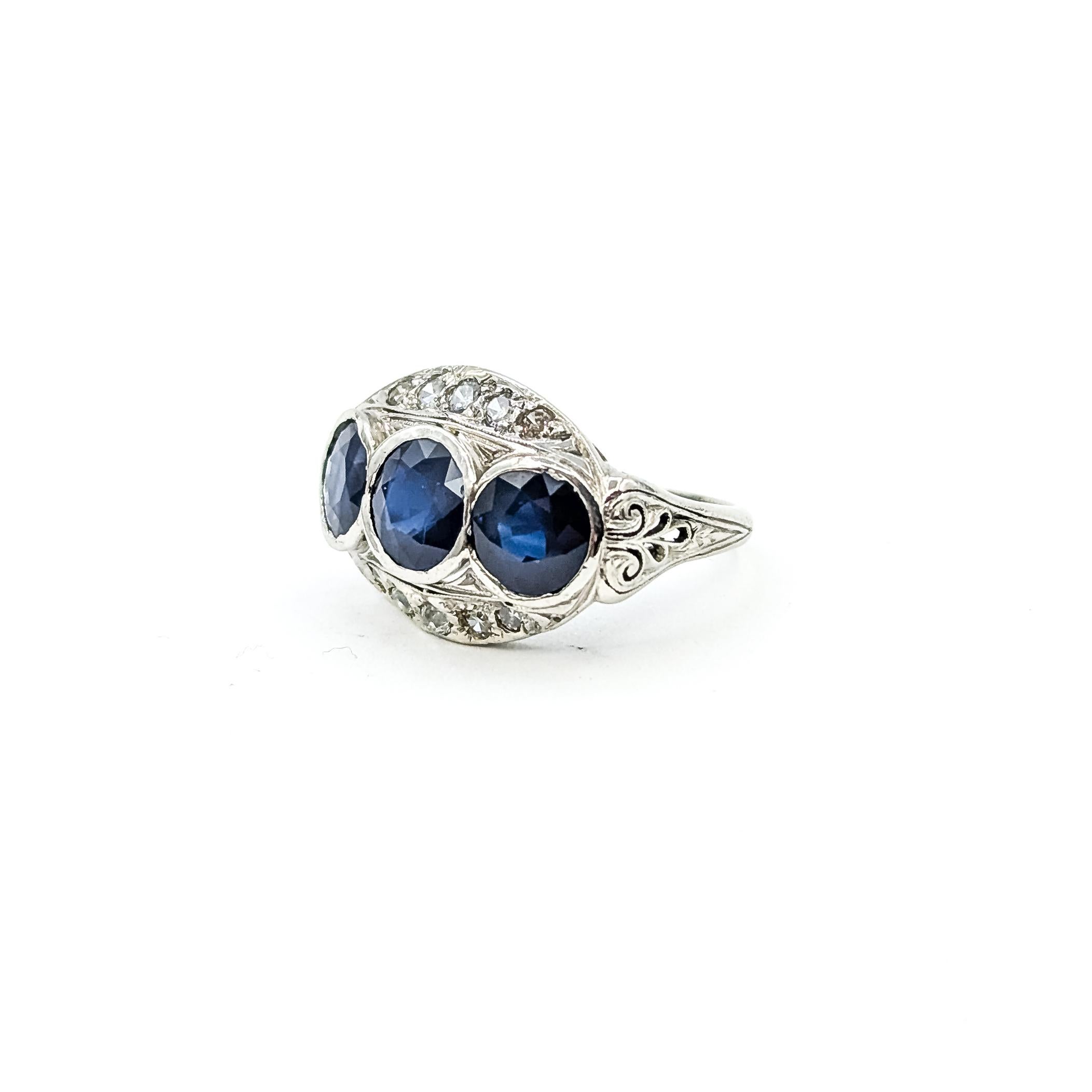 Taille ronde Vintage Sapphire & Diamond Filigree Ring in Platinum en vente