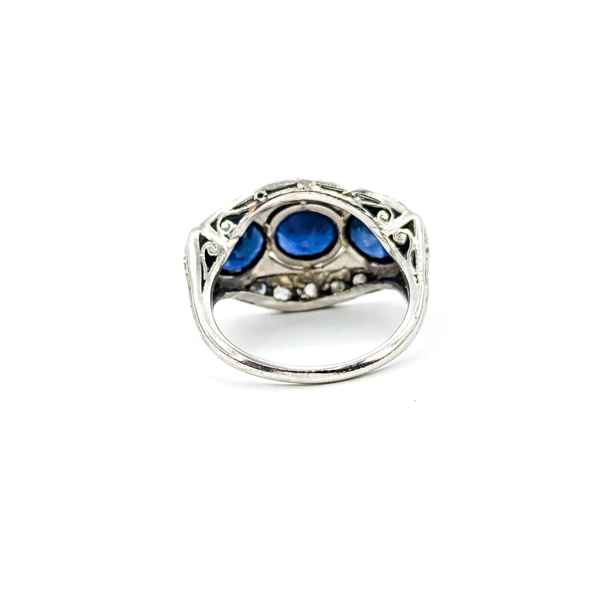 Vintage Sapphire & Diamond Filigree Ring in Platinum en vente 2