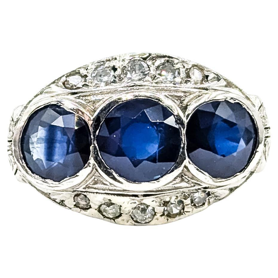 Vintage Sapphire 
Diamond Filigree Ring in Platinum en vente