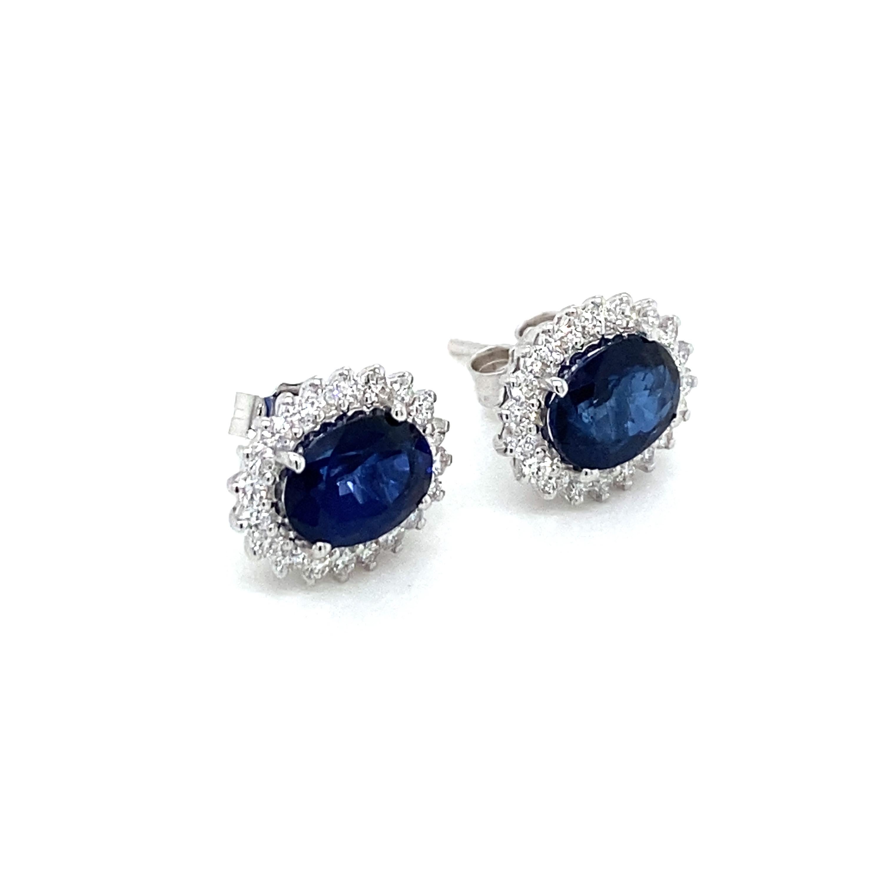 Vintage Sapphire Diamond Gold Cluster Stud Earrings In Excellent Condition For Sale In Napoli, Italy
