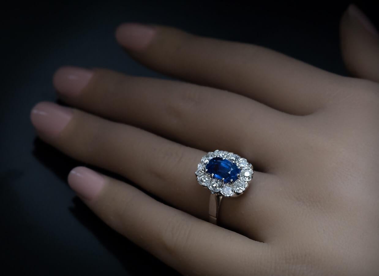 Vintage Sapphire Diamond Gold Engagement Ring In Excellent Condition In Chicago, IL