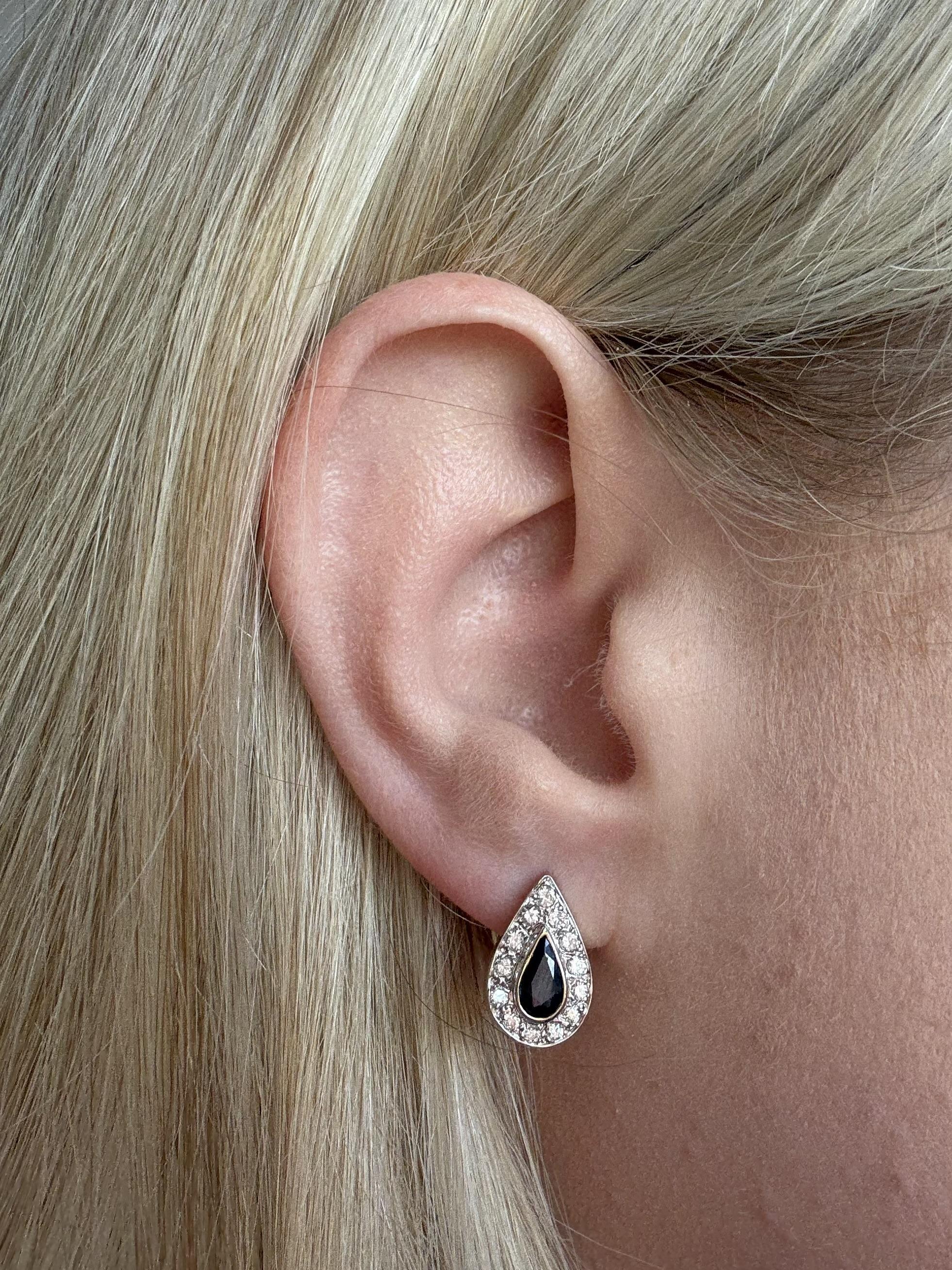 Nous adorons ces boucles d'oreilles uniques !

Détails des boucles d'oreilles
MATERIAL : Or jaune 14K ; or blanc surmonté d'un couvercle
Époque : Rétro 1960 - 1980
Type de dos de boucle d'oreille : Pointes percées avec dos de levier
Longueur de la